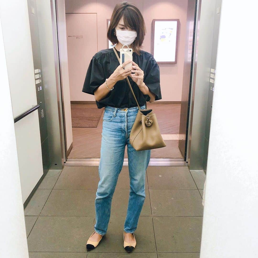 黒宮ニイナのインスタグラム：「日中はまだまだ暑くて秋服は着れそうにない日々です😅 最近ベージュやブラウンが気になる🍂 早く秋服着たいな〜🌰 暑いのにマスクして怪しい人ではありません💦w ストーリーでは顔の引っ掻き傷についてたくさん御心配頂きありがとうございます🙇‍♀️ 皮膚科にも行って傷に塗る軟膏、ビタミン剤と日焼けしないように貼るテープを頂いて2.3週間治るそうです☺️ 娘ちゃんは喜怒哀楽がはっきりしていて気も強いので、なかなか大変なこともありますが、分かりやすくて喜ぶ時はオーバーなくらい感情を出してくれるので本当に可愛い🥰 これからもとことん向き合います💪  #ママ #ママコーデ #ママファッション #2児ママ #mama #mamacoordinate #unitedarrows #vasic #zara」