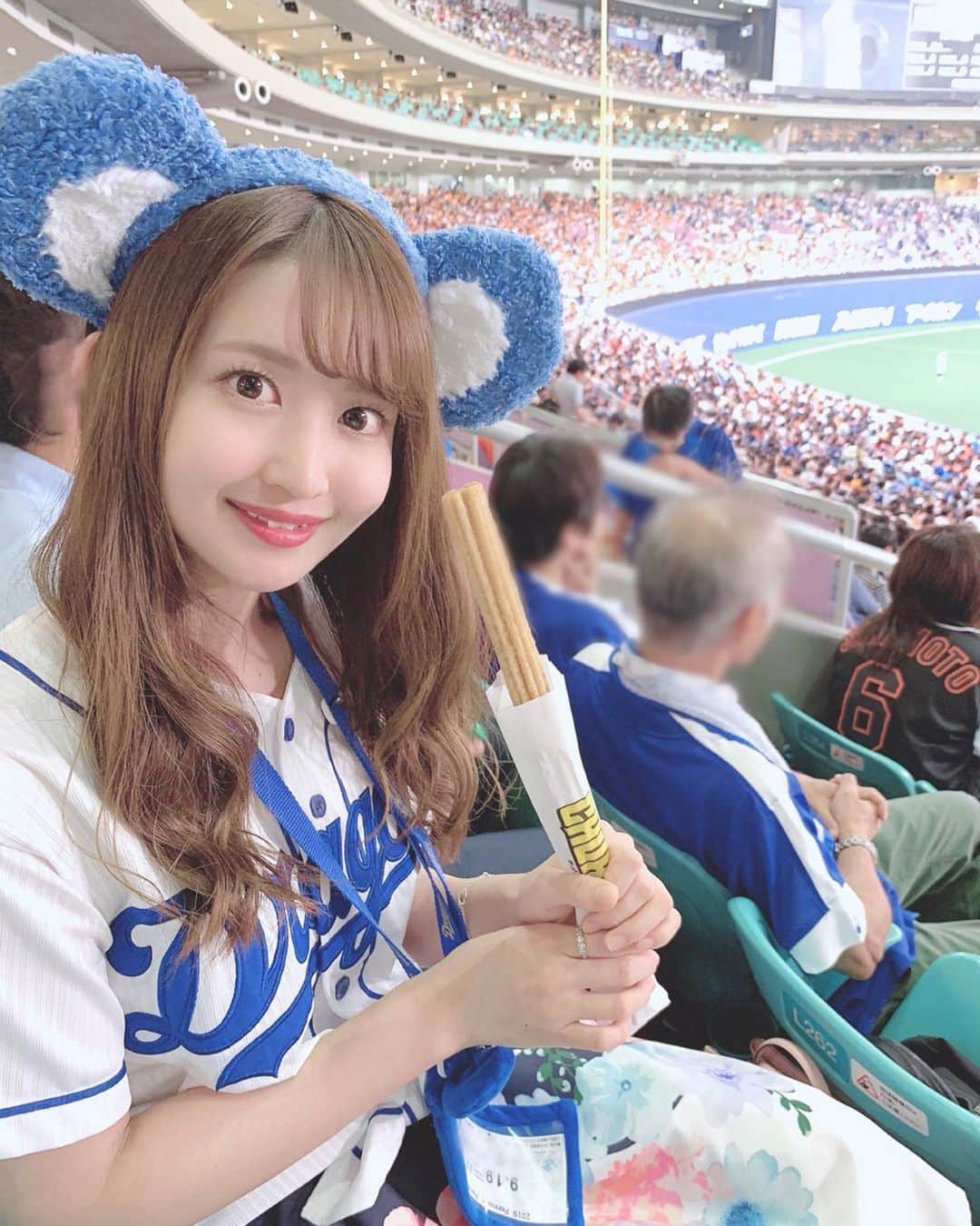 のインスタグラム：「♡ . どらほー💙💙💙 . ナゴヤドーム最終戦勝利！！ 13安打12得点と 打線爆発してましたね🥺💕💕 大島選手、安打数リーグ単独トップ🌟  個人的には石川駿選手の 今季初安打初打点の走者一掃 タイムリースリーベースが 嬉しすぎます😢✨ . 梅津投手、4勝目！！ おめでとうございます🎉💕💕 . 観に行きたかった😭😭😭💓💓 . . この前久しぶりに チュリトス食べました🥨💕💕 . #dragons #nagoyadome #nagoya #baseball #toccocloset #ootd #coordinate #instafashion #instagood #instagramjapan #japanesegirl #girls #中日ドラゴンズ #中日 #ドラゴンズ #ナゴヤドーム #ドアラ #野球 #野球観戦 #ドラゴンズ女子 #ユニフォーム #ユニフォーム女子 #チュリトス #さわー野球 #沢井里奈」