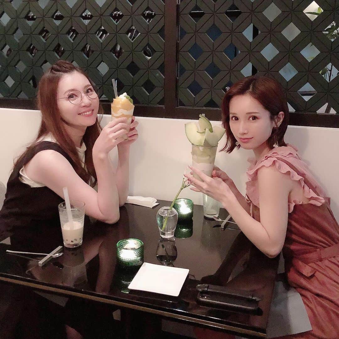 のインスタグラム：「こじさんと久しぶりにごはん行ったよー♪♪ おしゃれカフェで、たまりにたまったた話しでずーっと笑ってたー！  楽しかった❤️ #こじさん #ディナー #女子会」