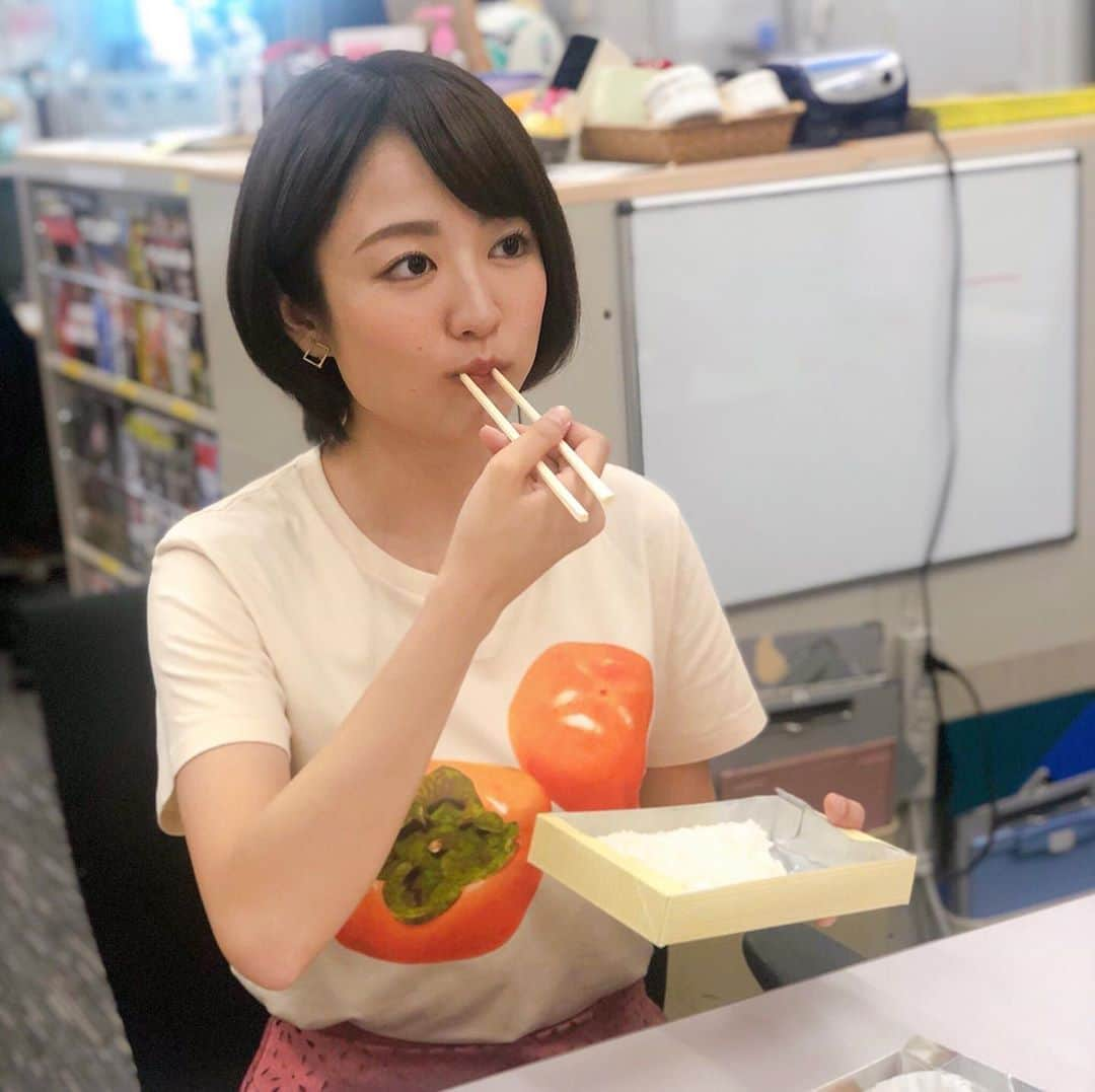 滝菜月さんのインスタグラム写真 - (滝菜月Instagram)「今日の衣装は柿Tシャツでした。﻿ ﻿ ヒルナンデス後﻿ ロケ前にアナウンス部で お弁当を食べていたら﻿ 斜め向かいの席にいた平松先輩が﻿ 撮ってくれた...!!!﻿ ﻿ #ヒルナンデス #ロケ前 #ロケ弁 #アナウンス部 #席は自由です #フリーアドレス と言うらしい #平松アナ #1つ上の先輩 #柿菜月 #滝菜月」9月25日 21時58分 - taki_natsuki