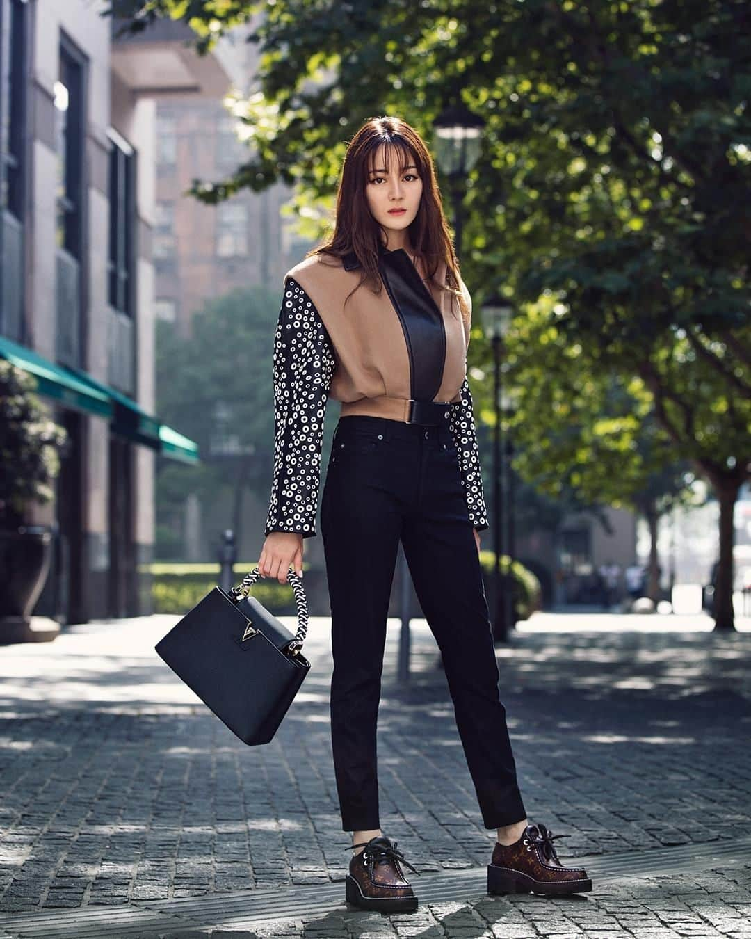 ルイ・ヴィトンさんのインスタグラム写真 - (ルイ・ヴィトンInstagram)「The Capucines in Shanghai. #DilrabaDilmurat wears the emblematic #LouisVuitton bag in black Taurillon leather. Explore the latest Capucines bags via link in bio.」9月25日 22時00分 - louisvuitton