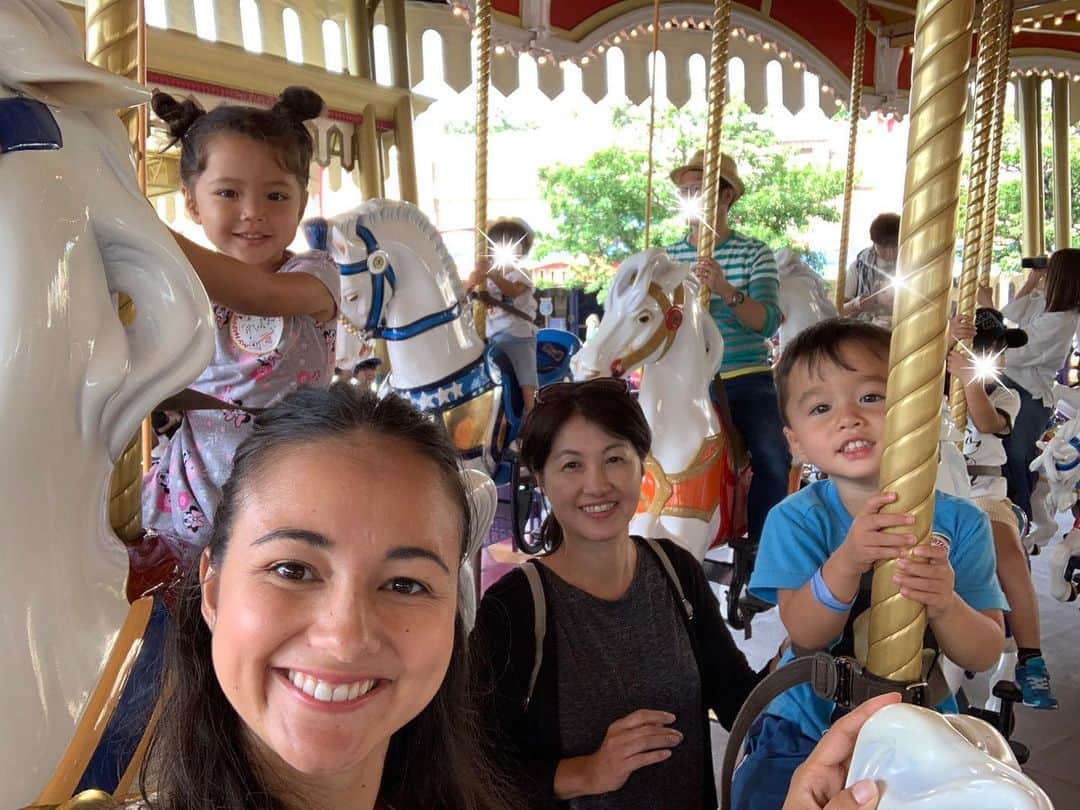 エリナ シルカのインスタグラム：「どこの国にいてもとりあえずメリーゴーランド🎠」