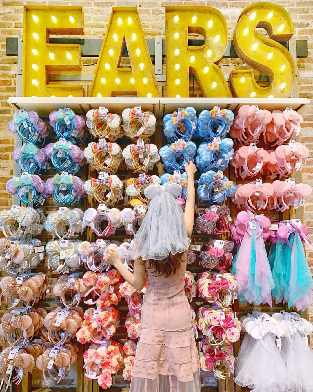 小沼瑞季さんのインスタグラム写真 - (小沼瑞季Instagram)「EARS🎀﻿ ﻿ CA disneyで売ってた﻿ カチューシャたち🌈💞﻿ ﻿ 可愛いのたーくさんっ🎵💕﻿ 今はハロウィンシーズンのものも豊富で🎃👿🍭﻿ 個人的にリメンバーミーのやつ好き❤️﻿ ﻿ 私とひなひで合わせて10個以上は﻿ 購入しちゃった🤭共有するんだ👭💕﻿ ﻿ ちなみに1枚目撮った場所は﻿ ダウンタウンディズニー内にある﻿ ディズニーストアだよ💓﻿ ﻿ #itsasmallworld#Californiadisneyland#california#Anaheimdisneyland#Californiaadventure#disneycaliforniaadventure#カリフォルニアディズニー#ダウンタウンディズニー#カリフォルニアディズニーランド#ディズニーカチューシャ#海外ディズニー#ディズニーカリフォルニアアドベンチャー#あなたと一緒にトラベルウィズ#ウィズ旅#トラベルスタンダードジャパン#ディズニーランド#ディズニーストア#みいきとらべる✈️ ﻿#みいきディズニー🏰💞」9月25日 22時11分 - mizukikonuma