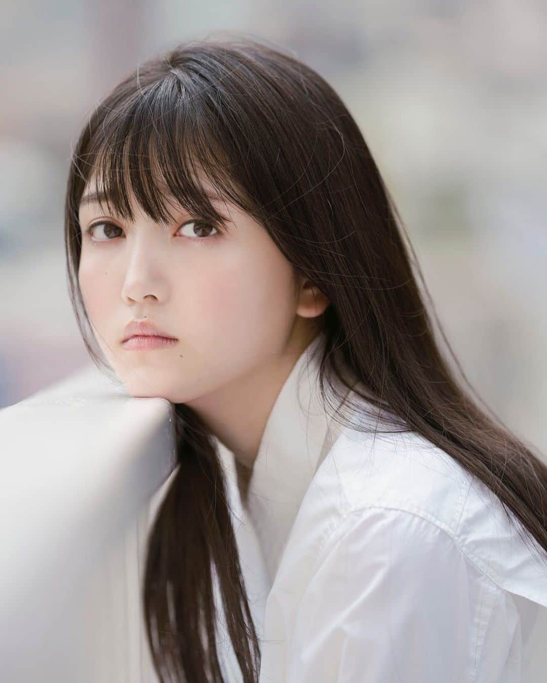 週刊少年マガジンのインスタグラム：「発売中の #マガジン 43号、表紙&巻頭グラビアは #久保史緒里 さん。 「夏の全国ツアー2019」も大成功した乃木坂46、4期生が加わり、キャプテンだった桜井玲香さんが卒業と、激動の１年を過ごした中で、先輩として、１人のアイドルとして、さらなる躍進を誓う久保史緒里さんを撮り下ろし。  撮影 / YOROKOBI スタイリング / 優哉 ヘアメイク / スミホシナ デザイン / 坂上和也（banjo）」