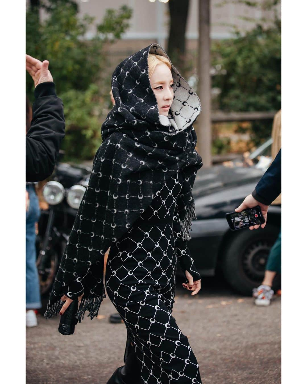 ダラ さんのインスタグラム写真 - (ダラ Instagram)「#Dara in #pfw #marineserre photo by @jaylim1 📷」9月25日 22時20分 - daraxxi