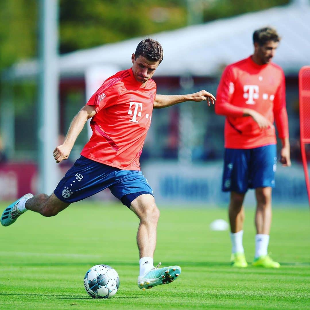 トーマス・ミュラーさんのインスタグラム写真 - (トーマス・ミュラーInstagram)「Javi , do you want my shirt ?😜😜We had a nice training session to get prepared for Saturday ⚽️😉#nurderfcb #esmuellert #fcbayernmünchen #wannistendlichmatchday#fussballistunserleben」9月25日 22時14分 - esmuellert