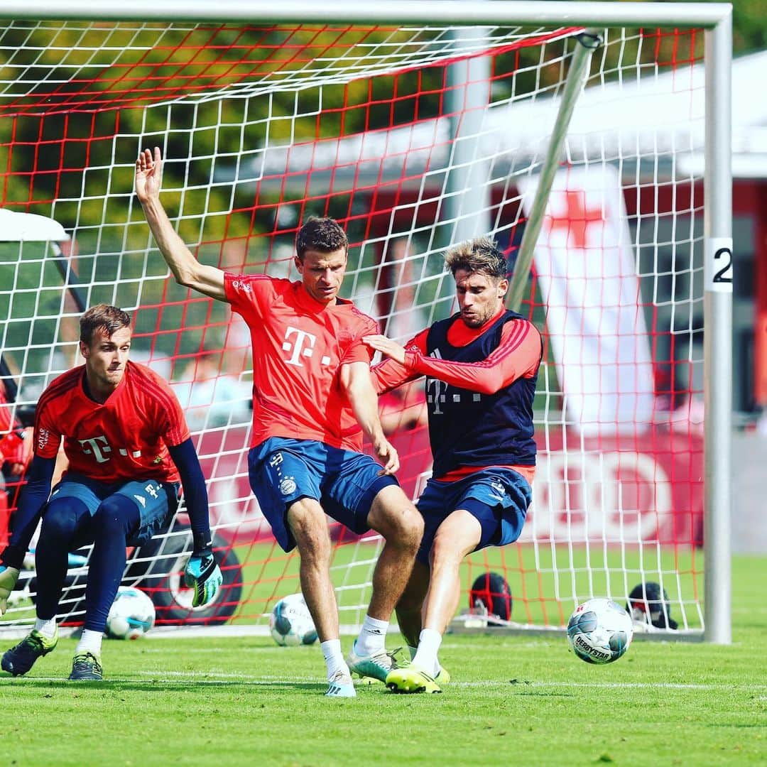 トーマス・ミュラーのインスタグラム：「Javi , do you want my shirt ?😜😜We had a nice training session to get prepared for Saturday ⚽️😉#nurderfcb #esmuellert #fcbayernmünchen #wannistendlichmatchday#fussballistunserleben」