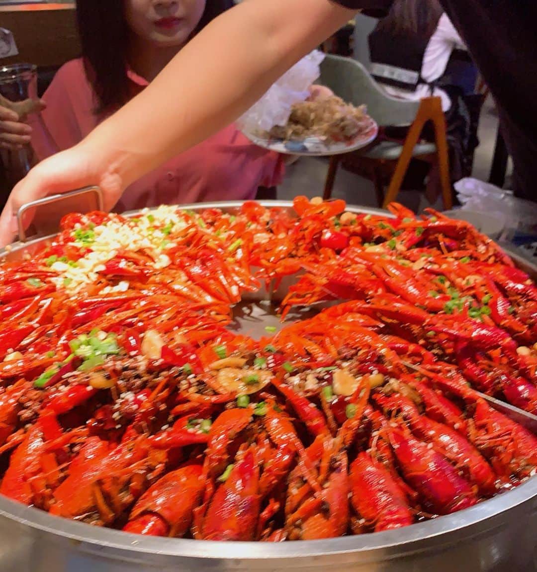 水谷雅子さんのインスタグラム写真 - (水谷雅子Instagram)「中国のファンの方達と夕食は四川料理🇨🇳✨ 上海蟹🦀レストランでは一年を通して食べれますが、上海蟹の旬はちょうどこれから10月〜11月が一番美味しいですよね😋💕 最初の写真はザリガニですけどね😅 つづく…😉 #上海#四川料理#ザリガニ#始めて食べる #辛い#楽しい夕食#思い出作り#ありがとう #水谷#水谷雅子beautybook50の私」9月25日 22時15分 - mizutanimasako