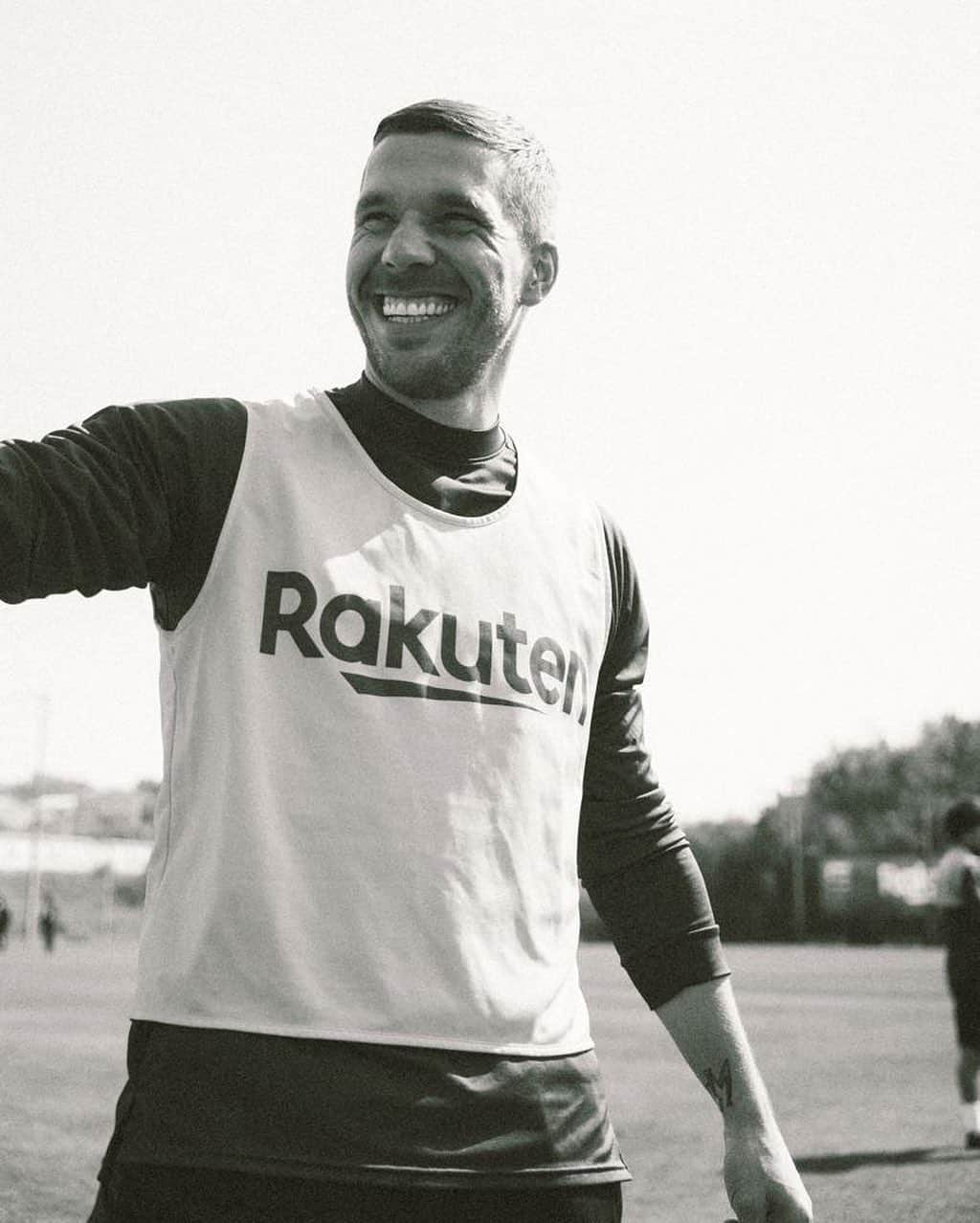 ルーカス・ポドルスキさんのインスタグラム写真 - (ルーカス・ポドルスキInstagram)「Happiness is a direction 👊🏻☝🏻 #laugh #makeothershappy #enjoy #poldi 💯」9月25日 22時15分 - lukaspodolski