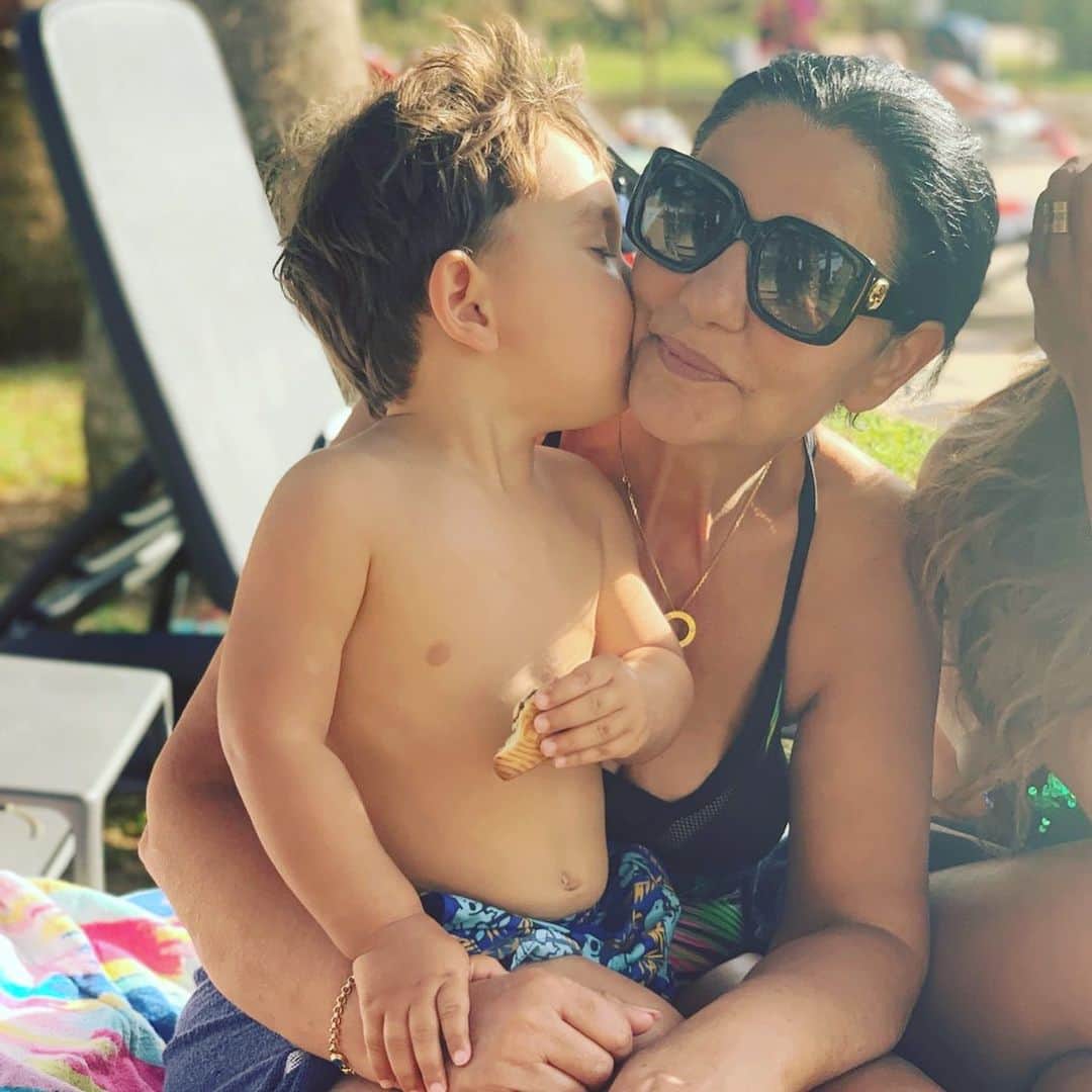 のインスタグラム：「Happy Birthday Mama❤️🤗🤗😘」