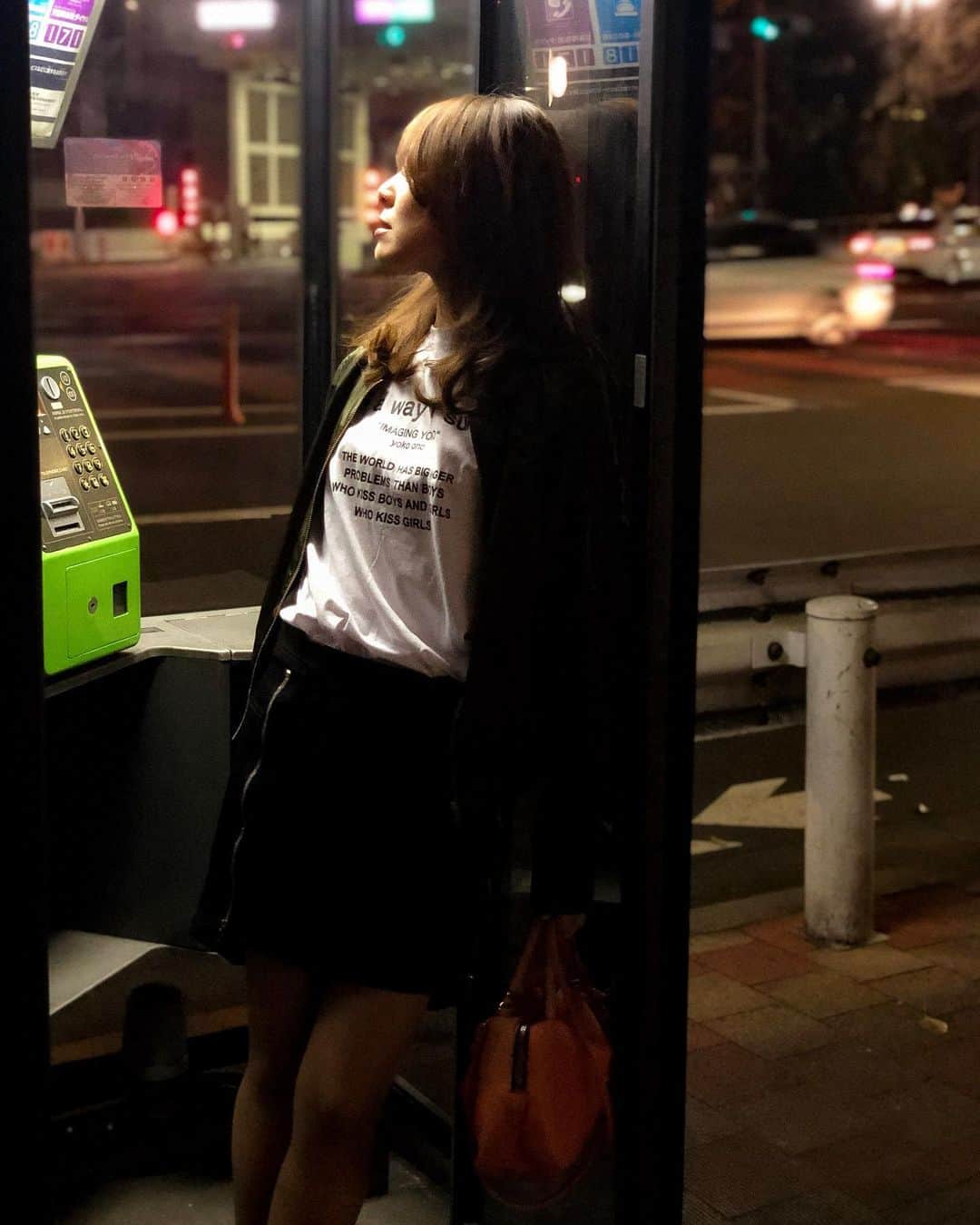 のインスタグラム：「. #誰やねん #あんた誰やねん #何してん #って道行く誰もが思ったことでしょう #こういう写真を撮る時恥ずかしいのは #撮られてる私ではなく #撮らされてる旦那さん ・ ・ 公衆電話ってもうずっと使ってないけど、 見るとなんかキュンてしない？ もう電話なんか絶対かけれない人に、 ごめんとか、ありがとうとか、そう伝えたくなる。 ・ ・ #いつかのエモい写真シリーズ #公衆電話 #payphones #夜 #夜の撮影 #ポートレートモデル #ファインダー越しの私の世界 #写真好きな人と繋がりたい #撮影」