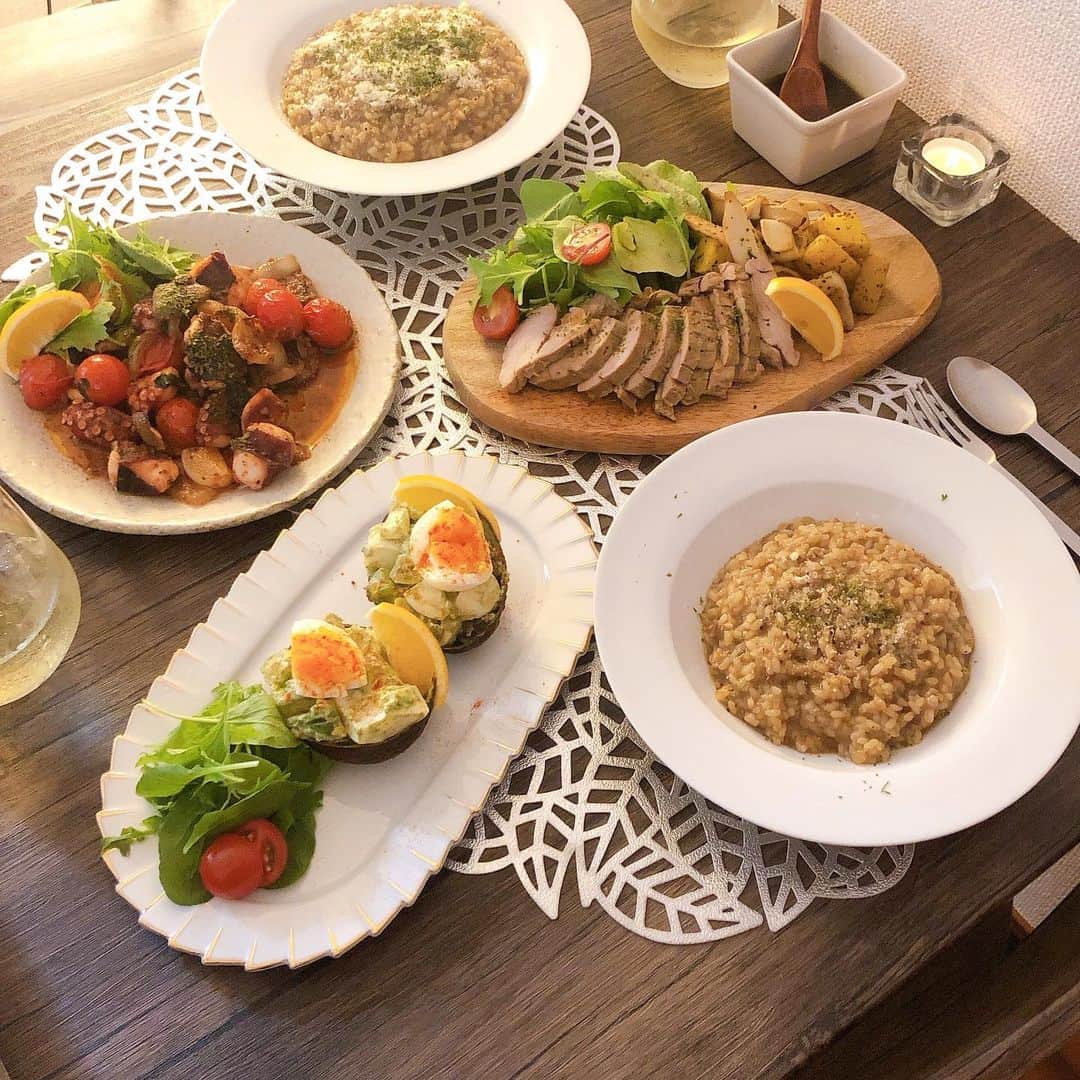 小原星のインスタグラム：「この間の夜ご飯🥰 . #ポルチーニ茸 が大好きなのでリゾットやパスタはいつもポルチーニを使うと絶対美味しくなる😂🍄 . お姉ちゃんからパリのお土産でもらったトリュフオイルを使うのが楽しみ🥰 .  #おうちごはん #カフェごはん #ローストポーク #ポルチーニリゾット #タコとミニトマトのアンチョビ炒め #アボカドサラダ #手づくりごはん #おうちイタリアン #夕食　#夜ご飯 #手料理」