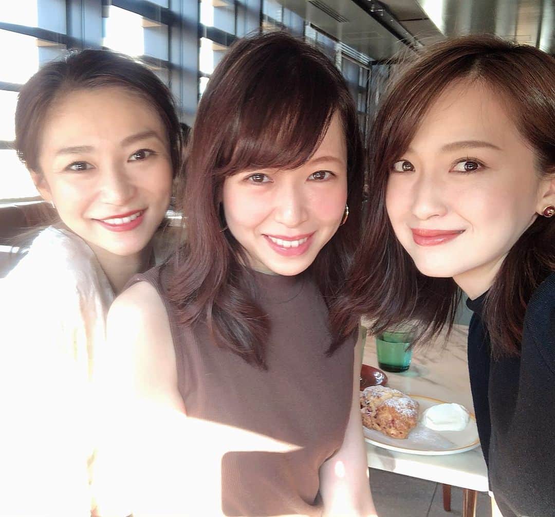 花岡維生のインスタグラム：「同じお誕生日のさおりちゃんとゆきちゃんと🥰 出会った時から変わらない美しさ、気さくで面白いところ、多彩な才能をもっているところ、全部大好きで会うと元気がでる😍❤️ 楽しかった〜🧡 二人と同じお誕生日なのが自慢です😘🙌 @saoriyokota  @chaleurblanche_yuki  #bills #tokyo #afternoontea #アフタヌーンティー #ビルズ #同じお誕生日 #目の保養 #眼福」