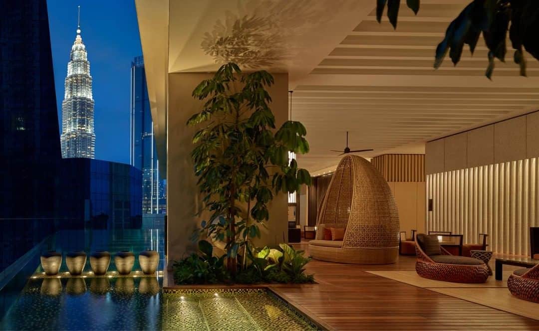 Booking.comさんのインスタグラム写真 - (Booking.comInstagram)「マレーシアはクアラルンプールにあるThe RuMa Hotel and Residencesは、ゲストからの評判がとても高い宿泊施設の一つ。建物のエレガントさや清潔感はもちろん、ショッピングモールに近いロケーションも人気の理由。また事前に知らせておけば24時間フリーチェックアウトにも対応、遅めの便を取った人にも安心です。またこの贅沢な空間をお手頃価格で楽しめるのも魅力！温暖な気候で食べ物も美味しいマレーシア、贅沢なひとときを楽しみに訪れてみては？  #マレーシア #クアラルンプール #TheRuMaHotelandResidences」9月25日 22時30分 - bookingcom_jp