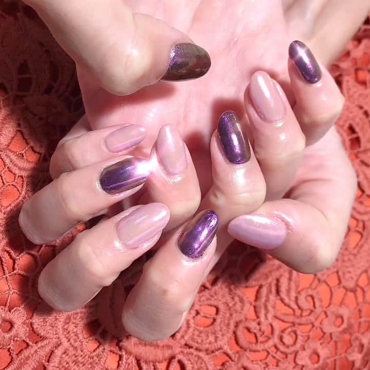なかやまちえこのインスタグラム：「Aurora nails  #nail #nails #nailart #ネイル #美甲 #ネイルアート  #clou #nagel #ongle #ongles #unghia #japanesenailart #manucure #네일 #젤네일 #네일아트 #네일리스트 #japanesenails #manicurist #gelnails #オーロラネイル #auroranails #MagicPowder PREGELミューズ マザーズブラック PREGEL 818 MagicPowder 10PinkDust」
