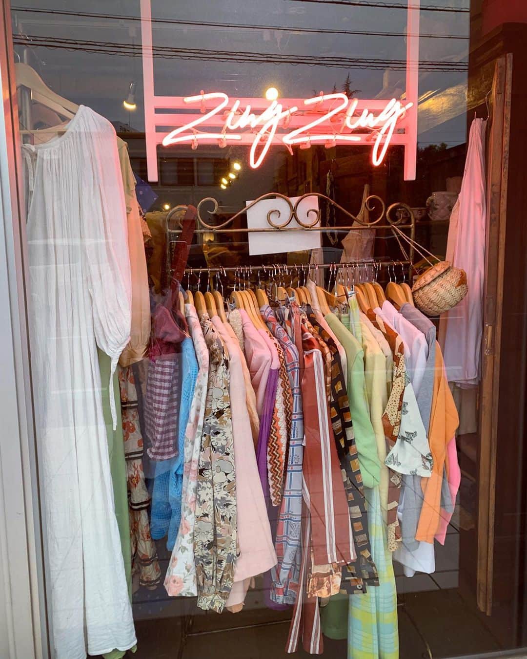 Naomiのインスタグラム：「グンマーshopping🛍 群馬には素敵なお店がいくつかあります🎀🐈 いつもみんみに教わる🐰w vintageってあんまり好きじゃない人も多いけど、宝探しみたいだし、使い込んでクタっとなった生地の感じや、古いものの独特な雰囲気が好き！洋服をリサイクルするのもそうだけど、次に受け継ぐこともサスティナビリティなんじゃないかな🧤 最後の写真は買ったやつを飾ったよ☺️ #vintage#shop#interior#clothes #Sustainability #zingzing#群馬#高崎#古着#グンマー」