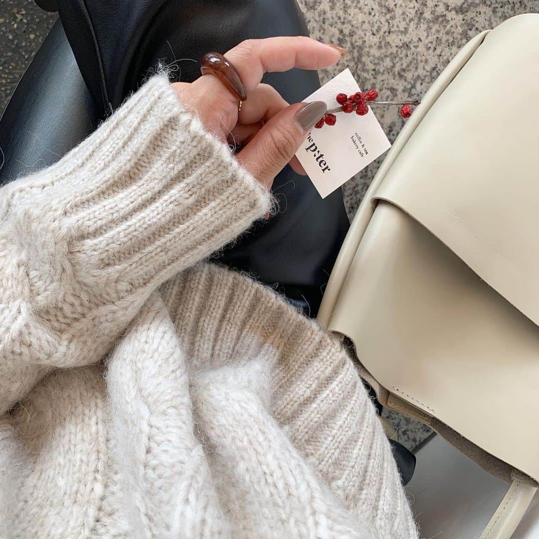 saanaaeのインスタグラム：「秋とおりこして冬🍂 韓国は涼しかったり暑かったりいろいろ💭 ぬくぬくknitも脱いだり着たり。笑 #NUEbyas」