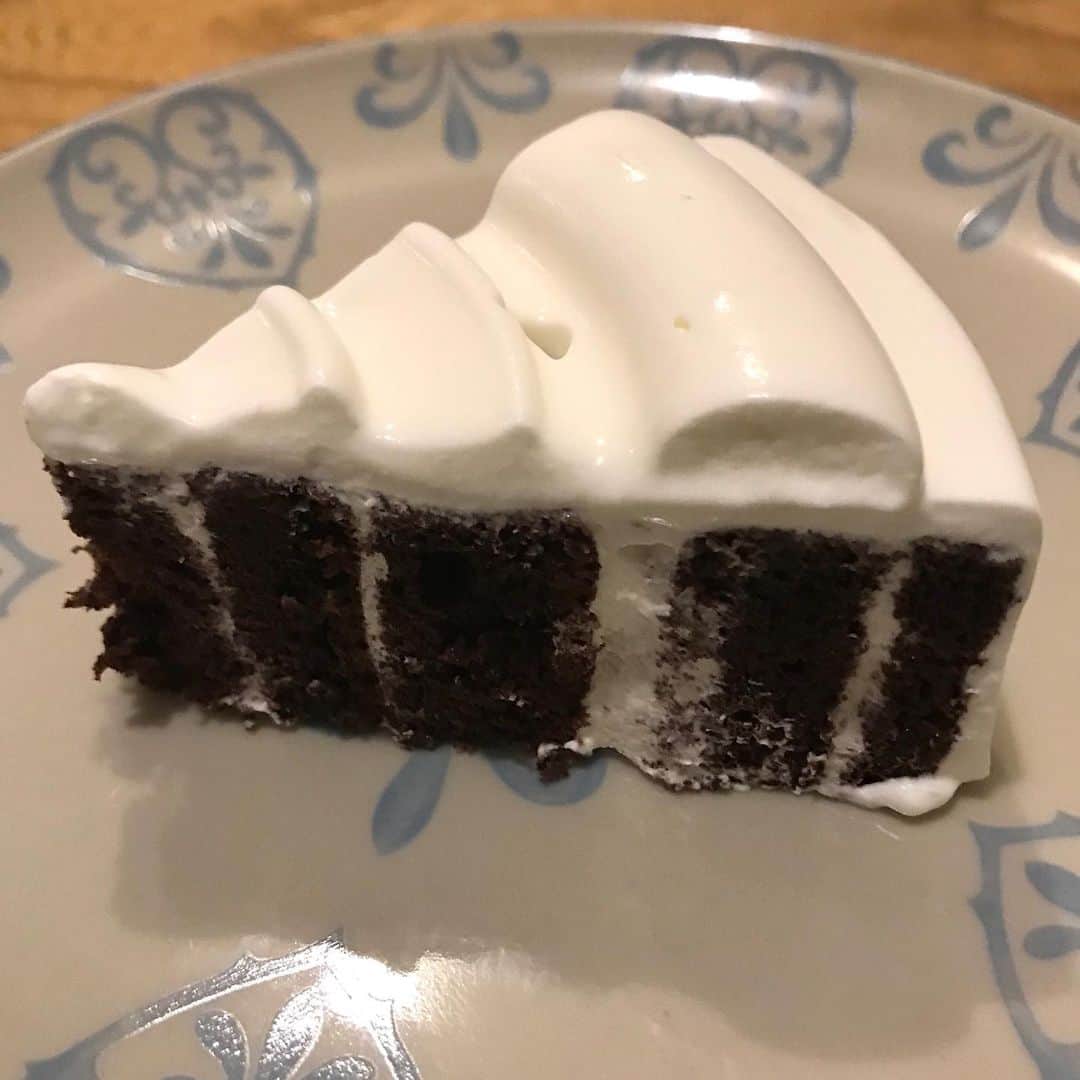 江口寿史さんのインスタグラム写真 - (江口寿史Instagram)「毎年のことですが、長女みのりの誕生日でした。 うちのバースデーケーキはもう長年、西荻グレースのチョコレートケーキです。」9月25日 22時38分 - egutihisasi