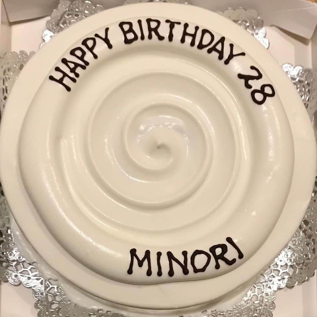 のインスタグラム：「毎年のことですが、長女みのりの誕生日でした。 うちのバースデーケーキはもう長年、西荻グレースのチョコレートケーキです。」