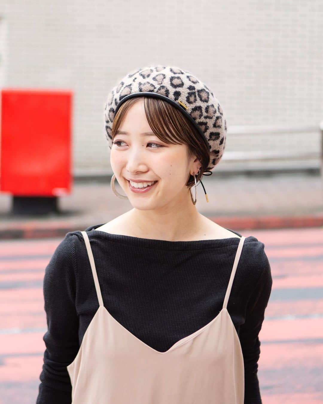 のインスタグラム：「ヒョウ柄のジャガードベレー。裏側は別注で製作した花柄刺繍入りのソフトチュール生地になっていてリバーシブルになっています。今年のトレンドは小物で取り入れてみては。 . Name. NEO RITUEL（ベレー） Price : 12,500円＋税 Number. SHK00654 . . #ca4la #hat #beret #カシラ #帽子 #ベレー #madeinjapan #日本製 #帽子コーデ #ベレー帽コーデ #ベレー帽女子 #レオパード柄 #豹柄 #ヒョウ柄 #ヒョウ柄コーデ #styling #coordinate #fashionphography #ig_portrait #ig_photooftheday #moodygrams #portraitmood #makeportraits #theportraitpr0ject #moodyportrait  #streetphotography #streetstyle #streetscene #streetfashion」