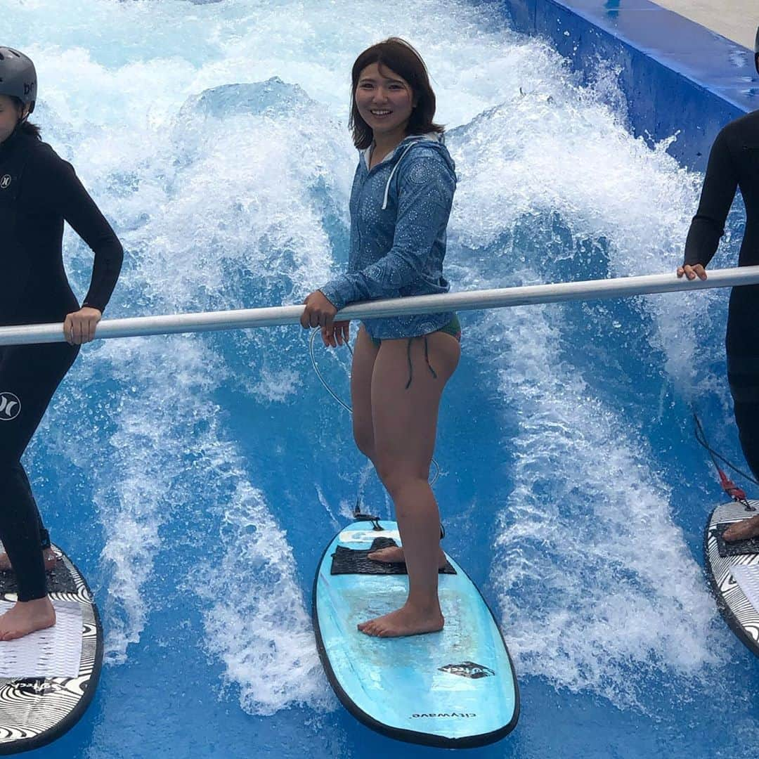 広野あさみさんのインスタグラム写真 - (広野あさみInstagram)「#横ノリレポート🦀🏄‍♀️🏂🛹 品川にある @citywave.tokyo に行ってきました！  初めてだったのですが最初はポールに捕まってインストラクターのお兄さんが引っ張ってくれたので安全に乗ることが出来ました😎  スノーボードは上達するほど 紳士に接される機会がなくなるので久々にシャルウィーダンス(恋ントス平田巧)していただき嬉しかったです笑 ゴリゴリの女子スノーボーダーの皆さん！必見ですよ！笑  体幹と足にかなりくるので良いトレーニングになりました^_^  感覚は基本後ろ重心らしくパウダーに乗っている感覚に似てました！  上手くなってくるとスタッフさんみたいに技やターンが出来るみたいなのでまた来たいです😎🏄‍♀️ ありがとうございました😊！ 誘ってくれた @chainaia13 もありがとうー！」9月25日 22時40分 - asamihirono