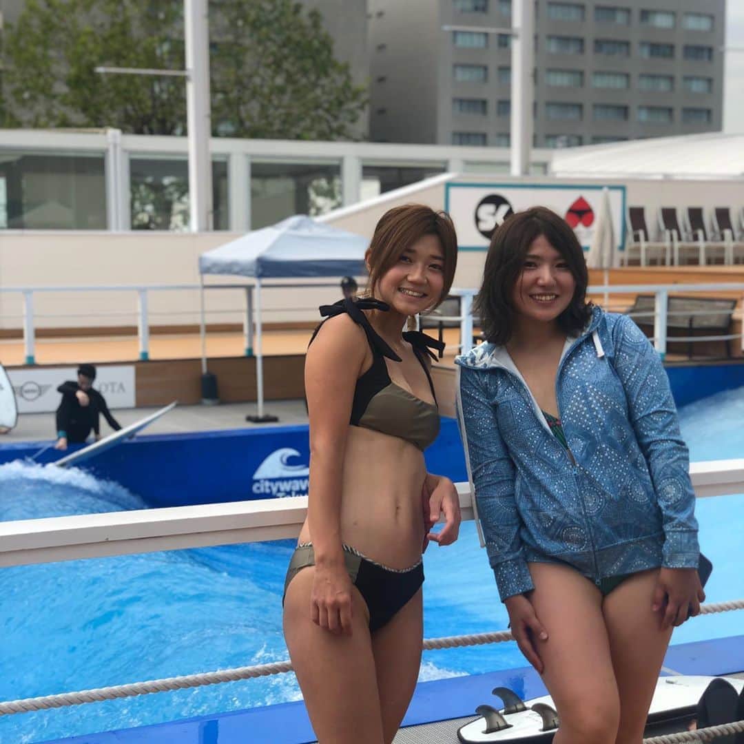 広野あさみのインスタグラム：「#横ノリレポート🦀🏄‍♀️🏂🛹 品川にある @citywave.tokyo に行ってきました！  初めてだったのですが最初はポールに捕まってインストラクターのお兄さんが引っ張ってくれたので安全に乗ることが出来ました😎  スノーボードは上達するほど 紳士に接される機会がなくなるので久々にシャルウィーダンス(恋ントス平田巧)していただき嬉しかったです笑 ゴリゴリの女子スノーボーダーの皆さん！必見ですよ！笑  体幹と足にかなりくるので良いトレーニングになりました^_^  感覚は基本後ろ重心らしくパウダーに乗っている感覚に似てました！  上手くなってくるとスタッフさんみたいに技やターンが出来るみたいなのでまた来たいです😎🏄‍♀️ ありがとうございました😊！ 誘ってくれた @chainaia13 もありがとうー！」