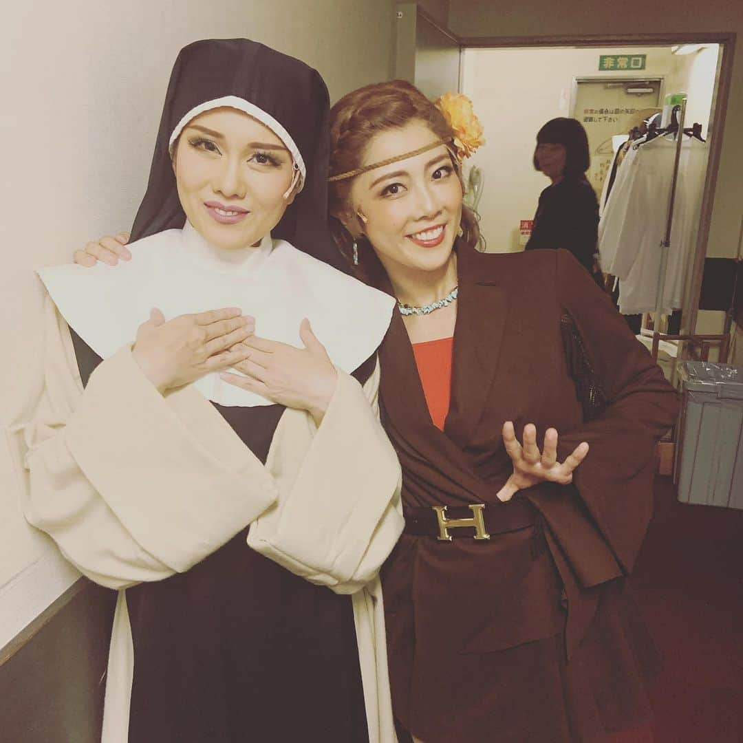 大和田美帆さんのインスタグラム写真 - (大和田美帆Instagram)「#ペテン師と詐欺師 #dirtyrottenscoundrels  いよいよ明日千秋楽 制作さんが撮ってくれた出番前の私と タイミング良く撮れた仲間たちと お客様の勝矢さんと。 みんな大好き。 あしたもいつも通り。」9月25日 22時42分 - miho_ohwada