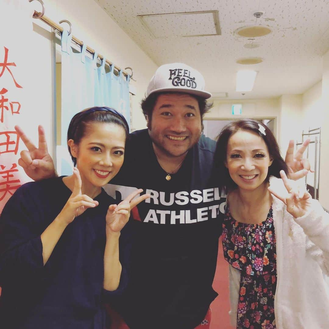 大和田美帆さんのインスタグラム写真 - (大和田美帆Instagram)「#ペテン師と詐欺師 #dirtyrottenscoundrels  いよいよ明日千秋楽 制作さんが撮ってくれた出番前の私と タイミング良く撮れた仲間たちと お客様の勝矢さんと。 みんな大好き。 あしたもいつも通り。」9月25日 22時42分 - miho_ohwada