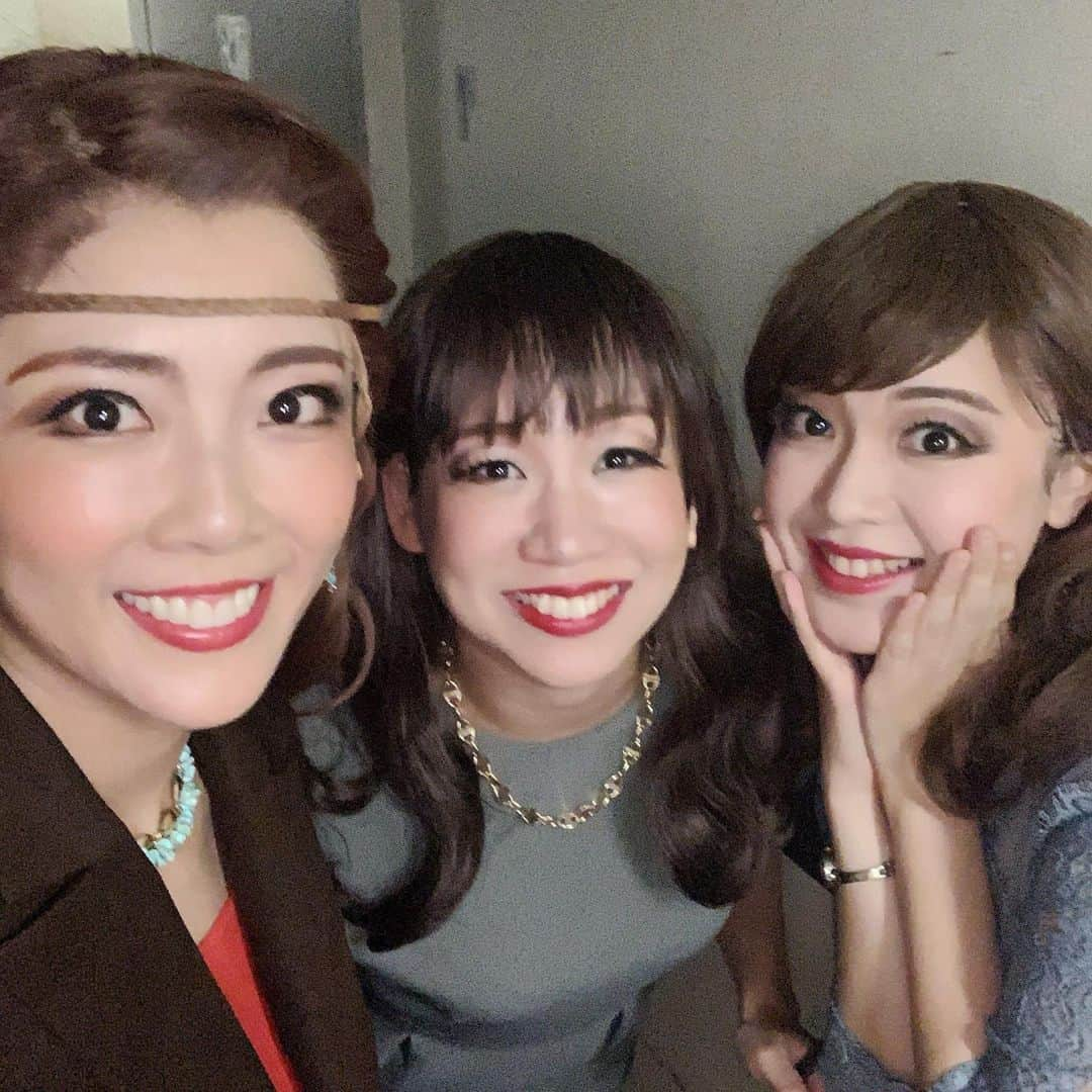 大和田美帆さんのインスタグラム写真 - (大和田美帆Instagram)「#ペテン師と詐欺師 #dirtyrottenscoundrels  いよいよ明日千秋楽 制作さんが撮ってくれた出番前の私と タイミング良く撮れた仲間たちと お客様の勝矢さんと。 みんな大好き。 あしたもいつも通り。」9月25日 22時42分 - miho_ohwada