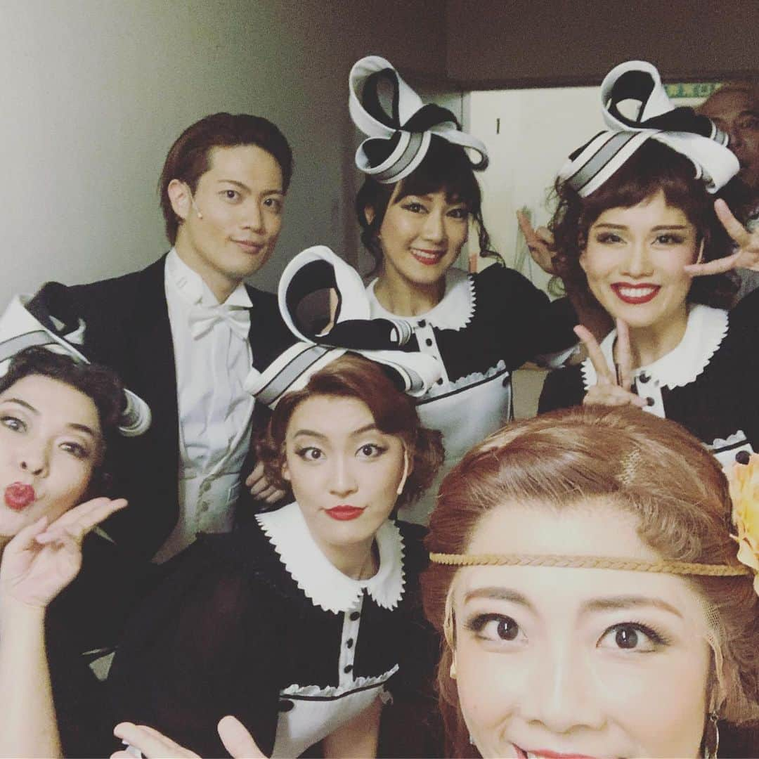 大和田美帆さんのインスタグラム写真 - (大和田美帆Instagram)「#ペテン師と詐欺師 #dirtyrottenscoundrels  いよいよ明日千秋楽 制作さんが撮ってくれた出番前の私と タイミング良く撮れた仲間たちと お客様の勝矢さんと。 みんな大好き。 あしたもいつも通り。」9月25日 22時42分 - miho_ohwada