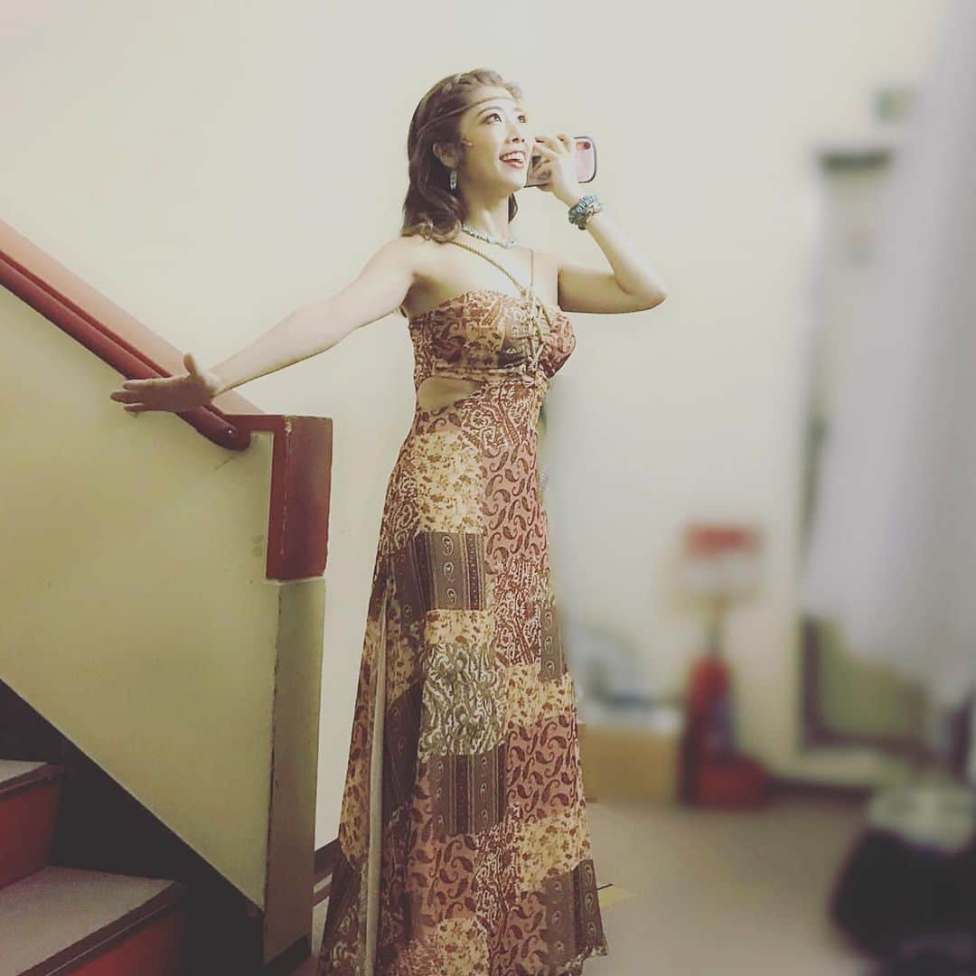 大和田美帆さんのインスタグラム写真 - (大和田美帆Instagram)「#ペテン師と詐欺師 #dirtyrottenscoundrels  いよいよ明日千秋楽 制作さんが撮ってくれた出番前の私と タイミング良く撮れた仲間たちと お客様の勝矢さんと。 みんな大好き。 あしたもいつも通り。」9月25日 22時42分 - miho_ohwada