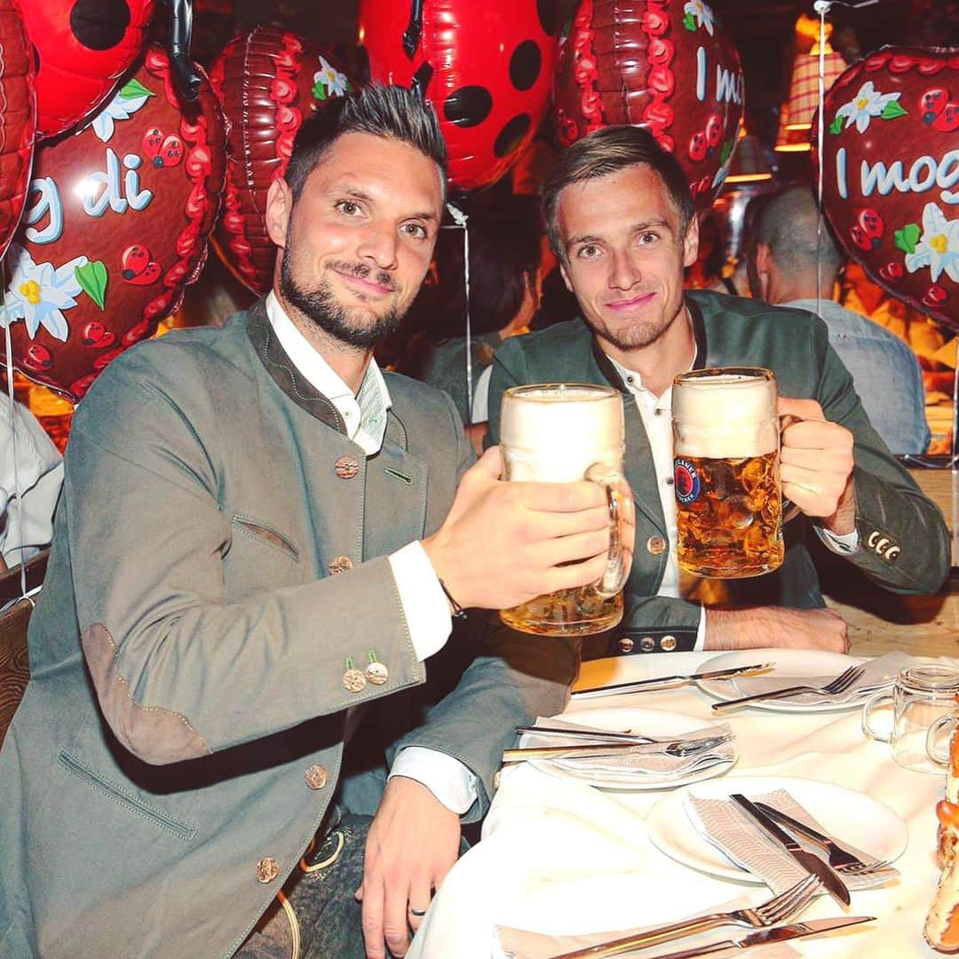 バイエルン・ミュンヘンさんのインスタグラム写真 - (バイエルン・ミュンヘンInstagram)「Prost, boys! 🍻🥨 #Wiesn #Oktoberfest #FCBayern @paulaner」9月25日 22時55分 - fcbayern