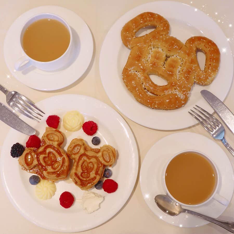 計良日向子（ひなひ）さんのインスタグラム写真 - (計良日向子（ひなひ）Instagram)「. . #disneylandhotel の朝食ビュッフェ🥞💗 . . ミッキーワッフルや ミッキープレッツェルがあって すっごく可愛いかった💗💗 . . 他にもフルーツやご飯系もあって さすがディズニーホテルって感じの 美味しさで朝から幸せだった😍 . . . #カリフォルニアディズニー #californiadisney #californiadisneyland #mickymouse #ミッキーマウス #disneyfood #ディズニーフード #love #instagood」9月25日 22時48分 - kerahinako1105