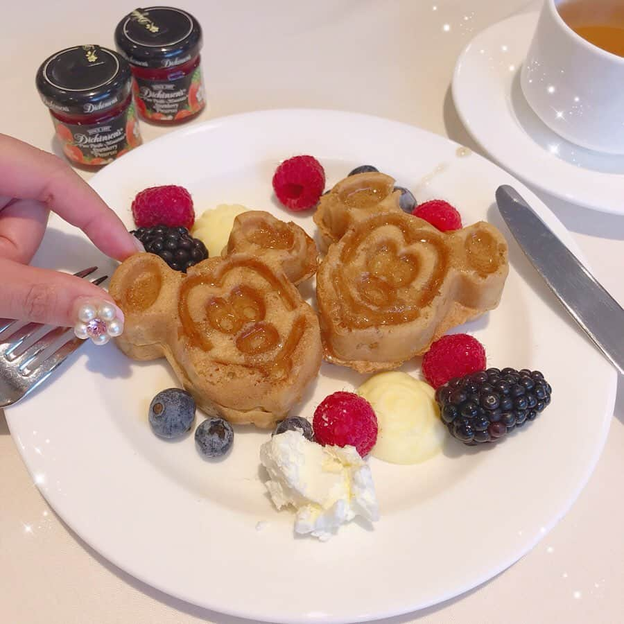 計良日向子（ひなひ）さんのインスタグラム写真 - (計良日向子（ひなひ）Instagram)「. . #disneylandhotel の朝食ビュッフェ🥞💗 . . ミッキーワッフルや ミッキープレッツェルがあって すっごく可愛いかった💗💗 . . 他にもフルーツやご飯系もあって さすがディズニーホテルって感じの 美味しさで朝から幸せだった😍 . . . #カリフォルニアディズニー #californiadisney #californiadisneyland #mickymouse #ミッキーマウス #disneyfood #ディズニーフード #love #instagood」9月25日 22時48分 - kerahinako1105