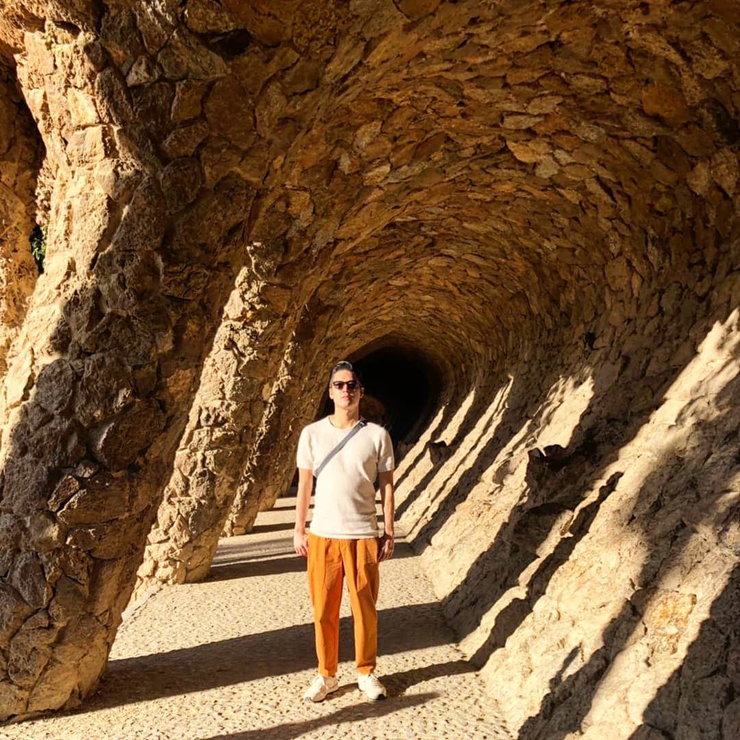 梅川壱ノ介（舞踊家）のインスタグラム：「. .𝔾𝕒𝕦𝕕𝕚'𝕤 𝕨𝕠𝕣𝕝𝕕 ￣￣￣￣￣￣￣￣￣￣￣￣￣￣￣￣￣￣￣￣￣￣￣￣￣ ここ数日間、ガウディの世界に魅了されています。  これから僕の人生に沢山インスパイアされることと思います。  #梅川壱ノ介  #ガウディ #バルセロナ #グエル公園」