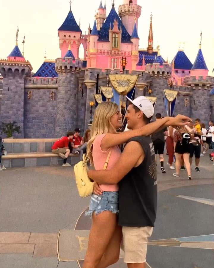 ナタリー・ジェーン・ローザーのインスタグラム：「It truly is the happiest place on earth 🎀 #love #disney」