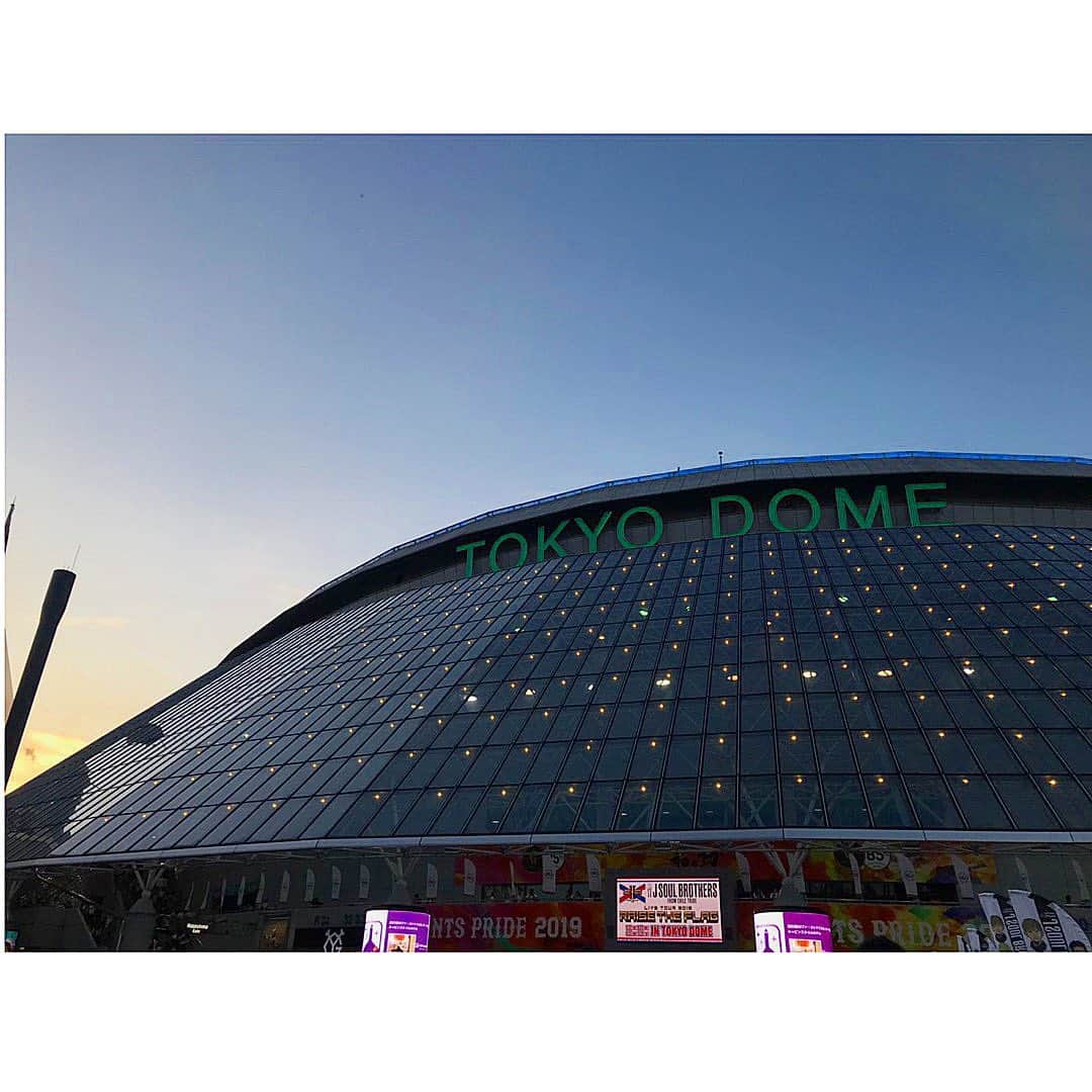 小林直己さんのインスタグラム写真 - (小林直己Instagram)「TOKYO Dome - Day 3 Thank you for coming to the dome!  良いライブになりました！ いつもお世話になっている東京ドームといえば、巨人ということで、優勝おめでとうございます！  #EXILE #三代目JSOULBROTHERS #三代目JSOULBROTHERSfromEXILETRIBE #三代目JSB #三代目 #3jsb #ldh #小林直己 #NaokiKobayashi  #RAISETHEFLAG #Tokyodome #jpop #jsb #japan #tour #show #巨人 #ジャイアンツ #野球 #優勝 #グータッチ #良いライブだったしなんだか優勝した気分です」9月25日 22時52分 - naokikobayashi_works