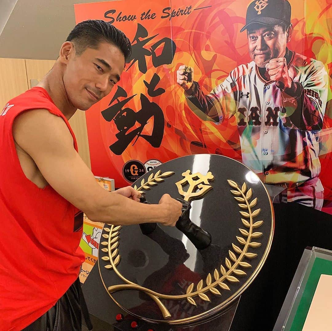 のインスタグラム：「TOKYO Dome - Day 3 Thank you for coming to the dome!  良いライブになりました！ いつもお世話になっている東京ドームといえば、巨人ということで、優勝おめでとうございます！  #EXILE #三代目JSOULBROTHERS #三代目JSOULBROTHERSfromEXILETRIBE #三代目JSB #三代目 #3jsb #ldh #小林直己 #NaokiKobayashi  #RAISETHEFLAG #Tokyodome #jpop #jsb #japan #tour #show #巨人 #ジャイアンツ #野球 #優勝 #グータッチ #良いライブだったしなんだか優勝した気分です」