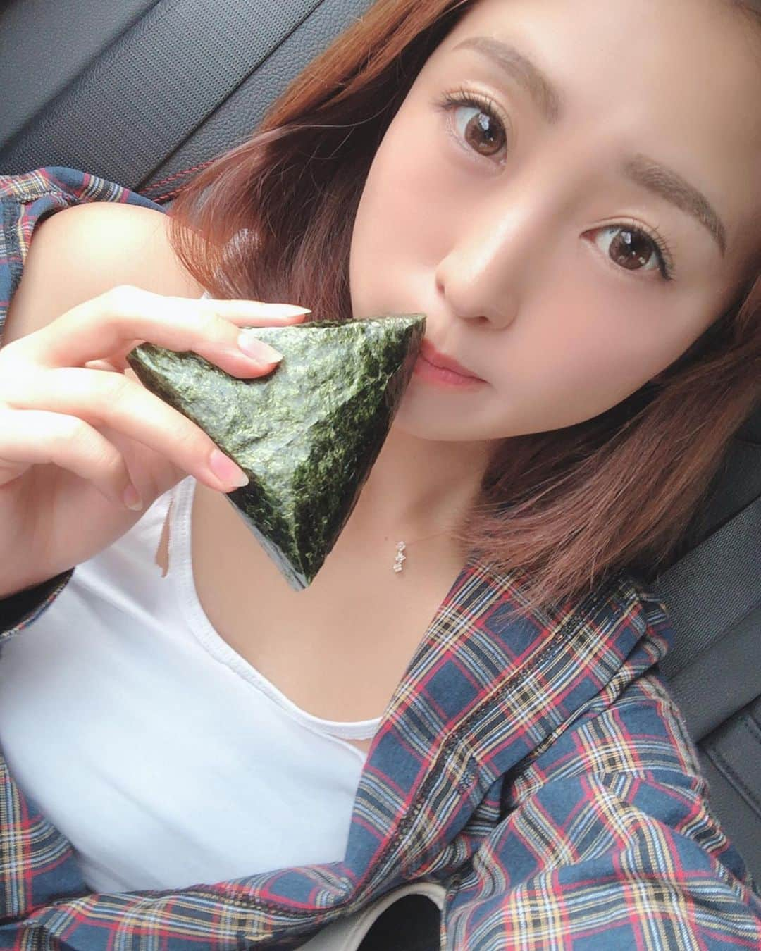 柚月めいさんのインスタグラム写真 - (柚月めいInstagram)「. 朝ごはん何食べる？🍙 . . . #移動飯 #いっぱい食べる君が好き  #morning#朝ごはん#おにぎり#お米#パン#赤飯#高菜#元気#selfie#ootd#shirt#fashion#selfie#pic#food #柚月めい」9月25日 22時53分 - meimei.yuzu