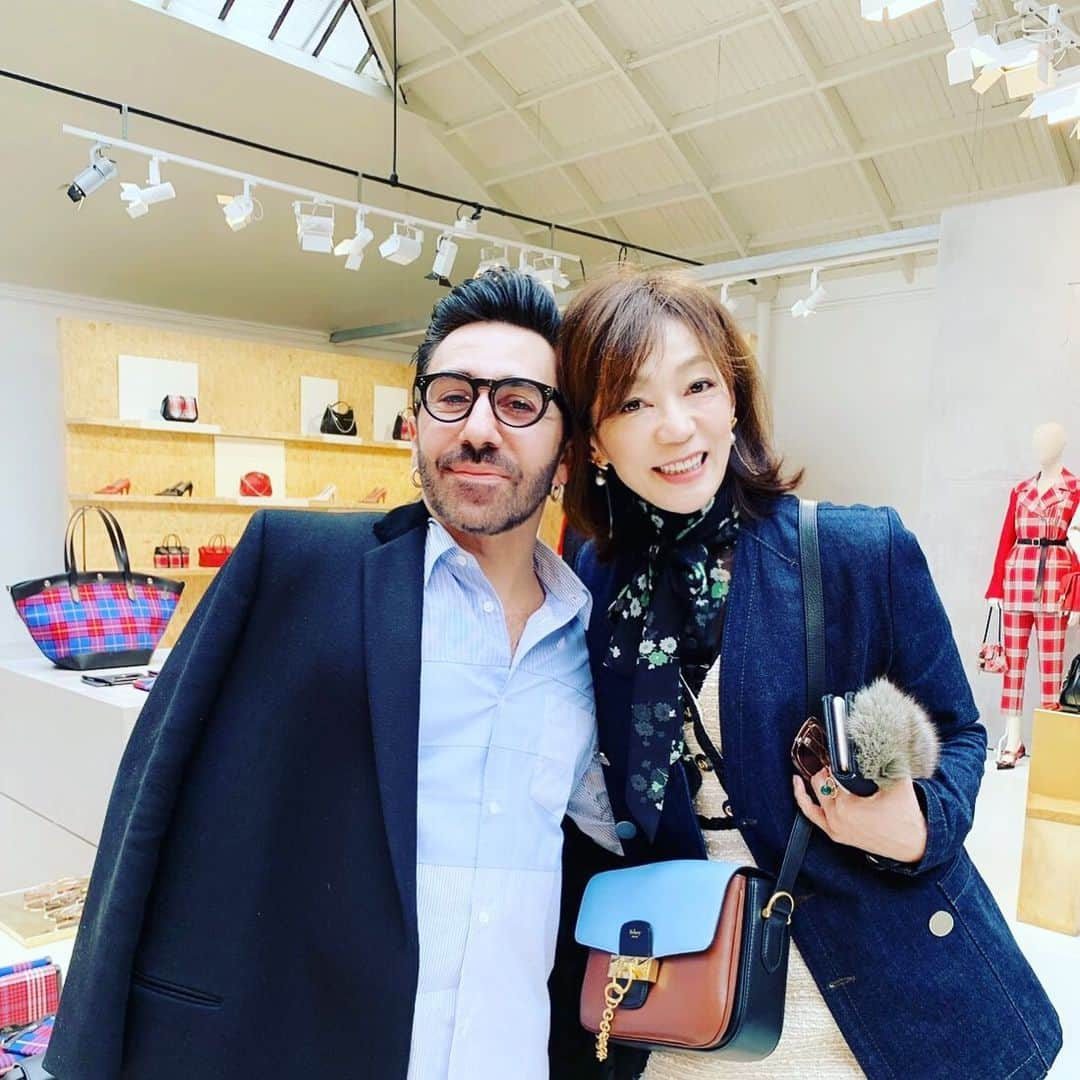 田中杏子さんのインスタグラム写真 - (田中杏子Instagram)「Mulberry の展示会場で。 デザイナーのジョニー・コカと再会💕 東京でのトークショー楽しかったねー。  また来てね！ #akotanaka #Mulberry #jonnycoca」9月25日 23時01分 - akoakotanaka