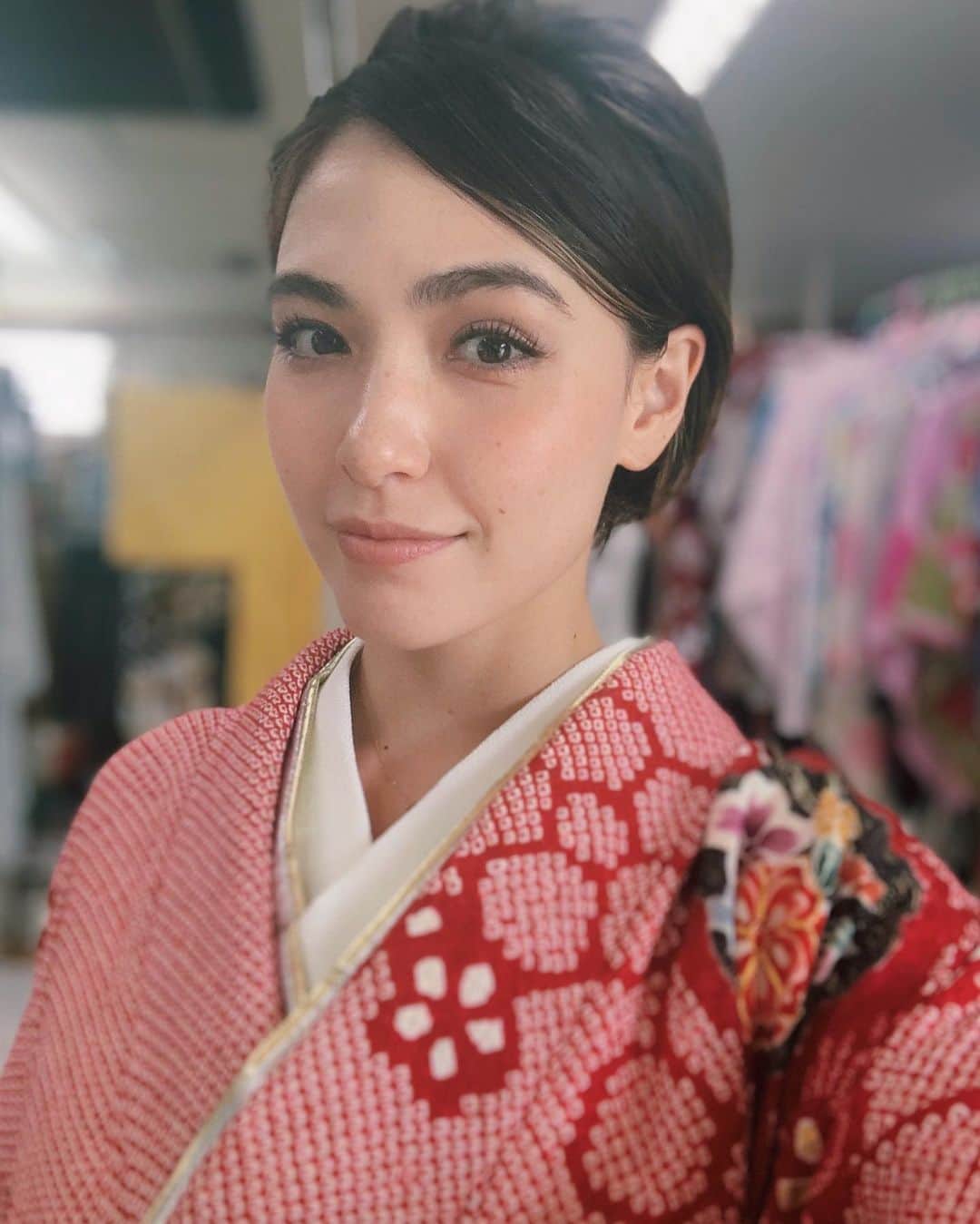 ダンシーシャノン美沙のインスタグラム：「お久しぶりです🍁 成人式の時の振袖を久しぶりに着てみたけど髪も切ったので大人っぽくなりました☺️ #kimono #japanesegirl #振袖」