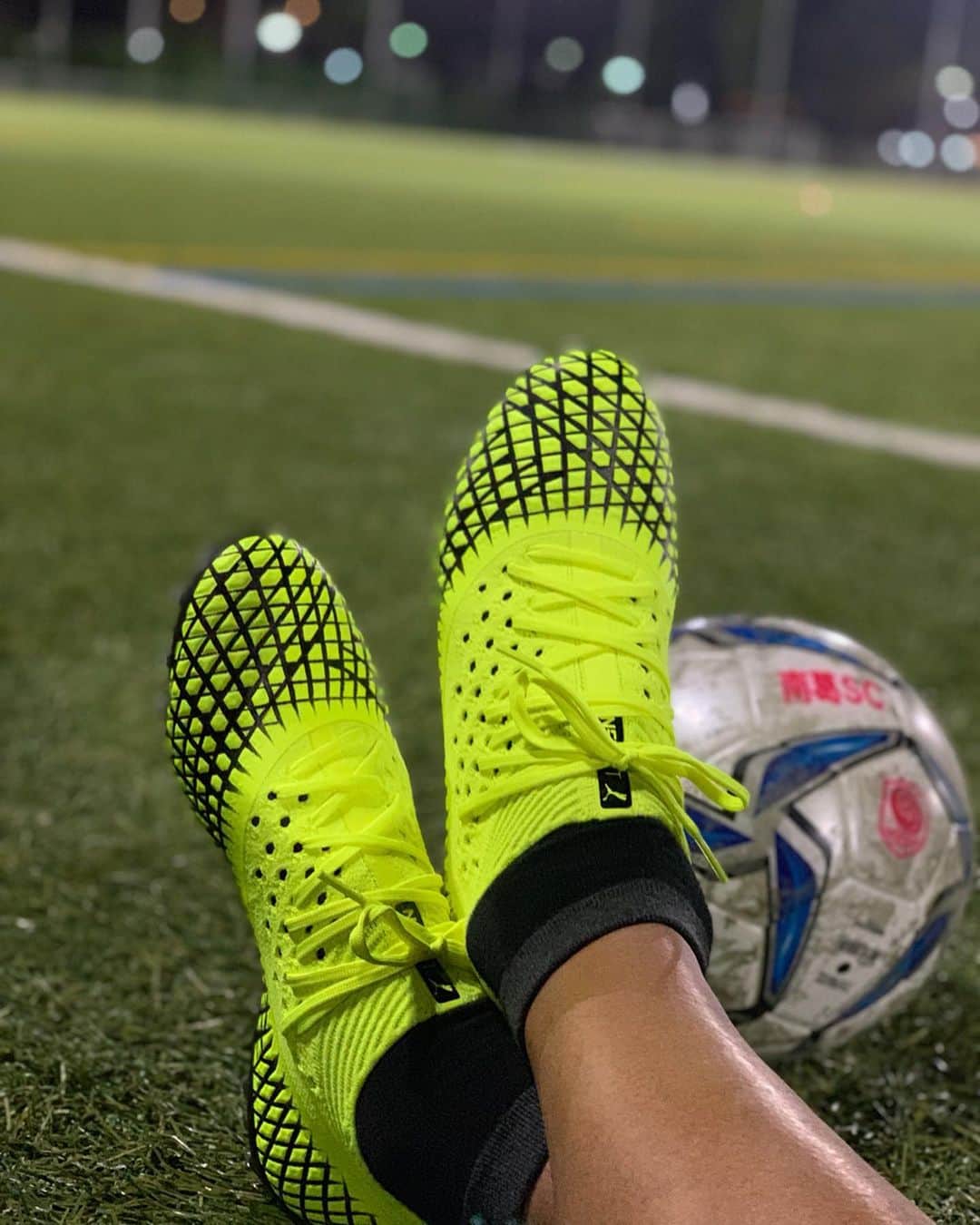 のインスタグラム：「. new color 🆕 . puma フューチャー 4.2 NETFIT MG サッカースパイク . 選手は目立たないとね… プレーでもスパイクでも… 俺は選手じゃないけど…笑 . #puma #スパイク #イボイボ多め #安定感 #子供達に特にオススメ #人工芝 #突き上げ軽減 #どうもポートレートおじさんです #南葛sc #監督 #instagood #instaphoto」