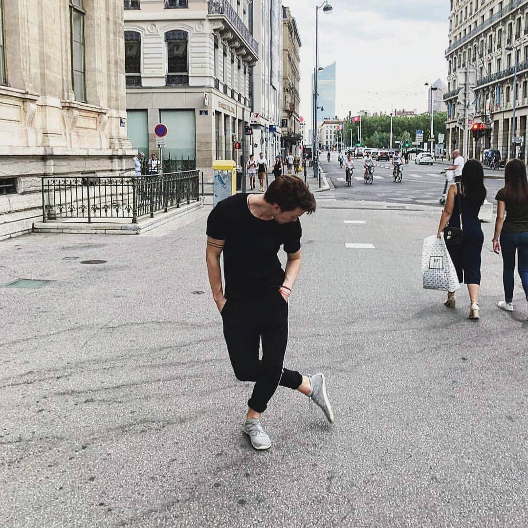 Jussiville JV Partanenのインスタグラム：「Tap tap tap! It's Wednesday, still alive somehow 😅 ~~ #trainingweek #exhausted #tb #throwback #athlete #icedance #training #workwork #vivobarefoot #vivobarefootfi #tattoo #blackonblackonblack #fashion #mensstyle」