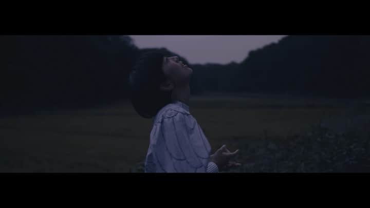 熊木杏里のインスタグラム：「「風船葛」MV(short version)  album「人と時」が先行配信されており MVも先行していますが  CDを手にとるんだ！って 思って下さっている方も きっといると思います。 どちらでも、聴いて頂けたら 私は、嬉しいです。  ２年以上、前作から経っていたんだなぁ。 こんな気持ちは初めてだな。 森田くんのアレンジで 伸び伸び歌えるようになったこと。仁宮さんの人柄と映像の色彩美に出会えたこと。  まだまだ語り足りないけれど。  ゆっくりと。  #人と時 #10月30日 #熊木杏里 #森田晃平 #仁宮裕」