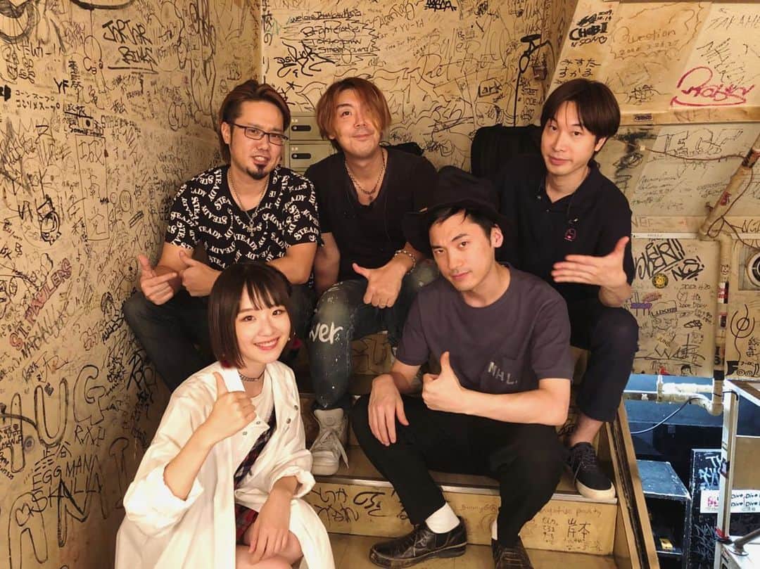 南端まいなのインスタグラム：「1stCDシングル「セツナイノチ」リリースワンマン🙌 お越しくださった皆さん！本当にありがとうございました！ 久しぶりにライブできた嬉しさとセツナイノチに入り込んで感極まってしまいましたが、めちゃくちゃ楽しいライブでした！✨✨ 明日から毎日リリイベします！ 会いに行きます！会いきてね！ バタバンのメンバーさん ドラム・菊嶋亮一さん ベース・北川淳人さん キーボード・鴇沢直さん ギター・山口俊樹さん ありがとうございました！ 最後に、いつもゆるっゆるな円陣の動画をどうぞっ∠( ’ω’ )／ #セツナイノチ #南端まいな」