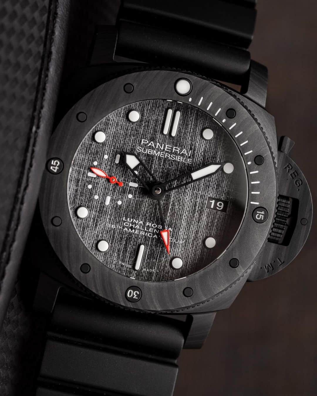 パネライのインスタグラム：「Probably one of my favorite pieces out of the new submersible lines that have been released with textured dials. The #Panerai #PAM1039 47mm Carbotech Submersible that has a dial made of actual used competition sail cloth from the Luna Rossa. What are your thoughts on this combination? Picture by my good friend @watch_gk #paneraicentral」