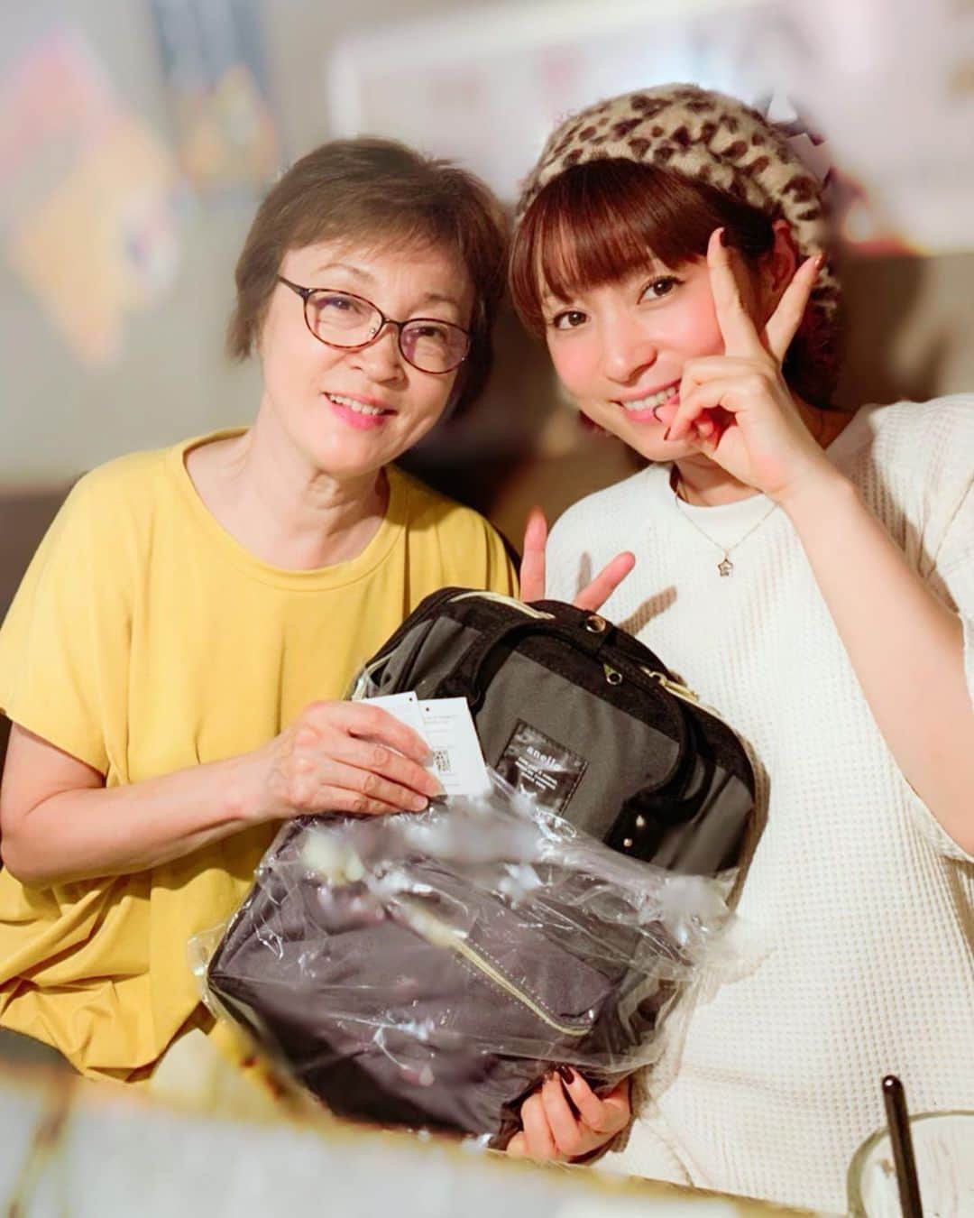 たかはしゆいさんのインスタグラム写真 - (たかはしゆいInstagram)「・ happy birthday😍🎉㊗️ ❤️❤️まま❤️❤️ ・ 焼肉でお祝い✌️ ちゃんとプレゼントも渡せてよかった🎁 ・ ・ #happybirthday  #元気で長生きしてね  #mymother  #たかはしゆい」9月25日 23時31分 - t.yuirin