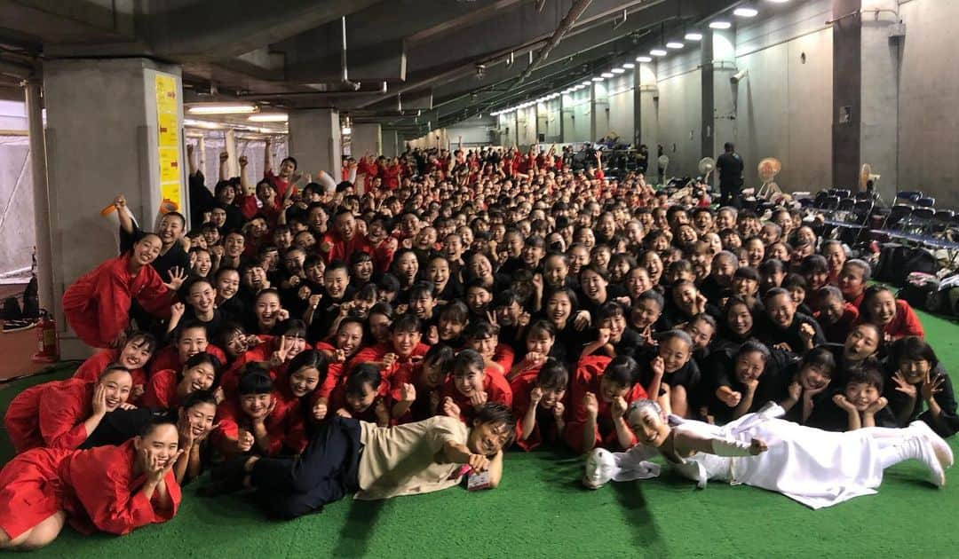 SHOJINさんのインスタグラム写真 - (SHOJINInstagram)「. アジア初開催！！ 【🏉ラグビーワールドカップ開会式🏉】 in 東京スタジアム 振付・構成とダンサーキャスティングさせていただきました。  頭の祭りシーンはKOKIAさんからずっと一緒の MIWAさんとの合作で340人のダンサーに、 富士山を作るシーンでは日体大の体操部少林寺拳法部約110人に、 フィナーレシーンは約160人のスクリーンダンサーに 踊ってもらいました😊✨  アジア初開催ということで注目もアツく、 会場は5万人の熱気、 世界同時生中継で40億人が視聴するという 歴史的瞬間に立ち会えただけで幸せでした。  何よりそこに生徒たちを立たせてあげられたことに 振付師として、 先生として、 誇りを感じています。  みんなしんどいこともたくさんあったと思うけど、 大変な現場は当たり前。 全ての環境に感謝して、 この経験を胸にこれからも頑張っていってほしいな。  もうなんか思い出すといろいろあり過ぎて、 たくさんの人への感謝の気持ちやエピソード、 本番見てて感動したところなどなど長ーーーいの書いてたんだけど、 止まんないし誰が読むねんって途中でなって、 やめた。 全部消した😂 またライブで話すね😋✨  感動といえば、 最後に1つだけ。  日本の代表340人のダンサーを背負って、 世界の期待を背負って、 美夏がラスト三角形の頂点に立ち、 あの難しい太鼓の生音で完璧なタイミングでラストポーズの 拳を突き上げた瞬間はさすがに込み上げるものがありました。  かれこれもう10年以上の付き合いになります。 僕がイントラを始めてたった2人しか生徒がいなかった頃から 信じてついてきてくれた子。  全く売れてない時代から二人三脚でやって来たところあるから、 ワールドカップという世界規模の現場で、 “オレの振付”を “美夏がセンターで踊っている”のを見て純粋に 「あーこんな日が来たんかー。」 と感慨深かったわけで。  現場にいた子ならわかると思いますが、 アシスタントとして、 誰よりもこの日のために500人を超える出演者をまとめ、 声を張り動いてきたのは 僕なんかでもなく、 演出家でもなく、 プロデューサーでもなく、 紛れもなくこの子です。  裏の仕事丸投げしたのに1回も文句言ったことないし、 1回も弱音吐いたこともないんすこの人。 本当にすげーヤツです。  ラストセンターを任せられるのは やっぱりコイツしか思い浮かばなかったす。  うん。  、、、  、、、、、、  なーんて言うと思ったら大間違いだからなー！！ ありがとうなんて絶対言わないからなー、 このドヘタクソのうんこクソギャルめがー😎👊  まっ、ほら、ダンスド下手くそなんだから、 人の100倍働かないとね、うんうん、使うわけないよねお前なんかさ、ふぬふぬ、当たり前よね、ホジホジ、しっかりやれよ、うんこなんだからさ(☝︎ ՞ਊ ՞)☝︎ふへへへへへぶははははは  てなことでたくさんの方に支えられてこの日を迎えられました！！ 永利さん、サカクラさん、MIWAさん、てらりえさん、 アシスタントのみんな、 そしてダンサーズに日体チーム、 みんなみんなありがとうございました！！ ワールドカップの公式アカウントから開会式の映像フルで見れるので皆さんぜひ見てみてください！！ マッピングも超キレイですよ😊✨  さてと、俺の夏はどこへ消えた？！？！？！？！ おーーーーい、どこだーーーーーー？！？！？！？！(˙꒳˙)  金髪ボインの美女と海行く予定はー？？？ ねぇねぇ、バーベキューはー？？？ ねぇねぇねぇ ねぇぇぇええええええ😭😭😭笑  ってことで元気いっぱいレッスン頑張ります😊✨ 今年もまだまだてんこ盛りやでー！！ 楽しみながら1つ1つ丁寧にやっていくぞー！！  #よく聞かれますが美夏とは付き合ってません笑 #美夏をはさんでいずなとななみってのもねホジホジ #shojin #テーマパークダンス #テーマパークダンサー #ジャズダンス #themeparkdance #ミュージカル #ディズニー #ディズニーダンサー #choreographer #choreograph #振付師 #振付」9月25日 23時24分 - shojin_official