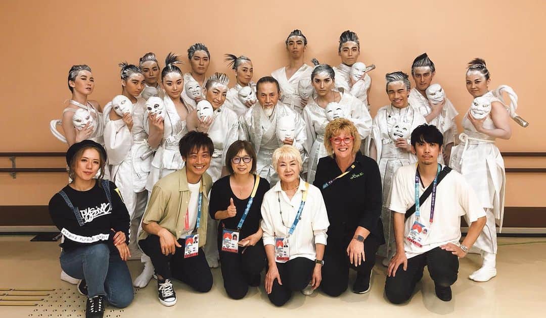SHOJINさんのインスタグラム写真 - (SHOJINInstagram)「. アジア初開催！！ 【🏉ラグビーワールドカップ開会式🏉】 in 東京スタジアム 振付・構成とダンサーキャスティングさせていただきました。  頭の祭りシーンはKOKIAさんからずっと一緒の MIWAさんとの合作で340人のダンサーに、 富士山を作るシーンでは日体大の体操部少林寺拳法部約110人に、 フィナーレシーンは約160人のスクリーンダンサーに 踊ってもらいました😊✨  アジア初開催ということで注目もアツく、 会場は5万人の熱気、 世界同時生中継で40億人が視聴するという 歴史的瞬間に立ち会えただけで幸せでした。  何よりそこに生徒たちを立たせてあげられたことに 振付師として、 先生として、 誇りを感じています。  みんなしんどいこともたくさんあったと思うけど、 大変な現場は当たり前。 全ての環境に感謝して、 この経験を胸にこれからも頑張っていってほしいな。  もうなんか思い出すといろいろあり過ぎて、 たくさんの人への感謝の気持ちやエピソード、 本番見てて感動したところなどなど長ーーーいの書いてたんだけど、 止まんないし誰が読むねんって途中でなって、 やめた。 全部消した😂 またライブで話すね😋✨  感動といえば、 最後に1つだけ。  日本の代表340人のダンサーを背負って、 世界の期待を背負って、 美夏がラスト三角形の頂点に立ち、 あの難しい太鼓の生音で完璧なタイミングでラストポーズの 拳を突き上げた瞬間はさすがに込み上げるものがありました。  かれこれもう10年以上の付き合いになります。 僕がイントラを始めてたった2人しか生徒がいなかった頃から 信じてついてきてくれた子。  全く売れてない時代から二人三脚でやって来たところあるから、 ワールドカップという世界規模の現場で、 “オレの振付”を “美夏がセンターで踊っている”のを見て純粋に 「あーこんな日が来たんかー。」 と感慨深かったわけで。  現場にいた子ならわかると思いますが、 アシスタントとして、 誰よりもこの日のために500人を超える出演者をまとめ、 声を張り動いてきたのは 僕なんかでもなく、 演出家でもなく、 プロデューサーでもなく、 紛れもなくこの子です。  裏の仕事丸投げしたのに1回も文句言ったことないし、 1回も弱音吐いたこともないんすこの人。 本当にすげーヤツです。  ラストセンターを任せられるのは やっぱりコイツしか思い浮かばなかったす。  うん。  、、、  、、、、、、  なーんて言うと思ったら大間違いだからなー！！ ありがとうなんて絶対言わないからなー、 このドヘタクソのうんこクソギャルめがー😎👊  まっ、ほら、ダンスド下手くそなんだから、 人の100倍働かないとね、うんうん、使うわけないよねお前なんかさ、ふぬふぬ、当たり前よね、ホジホジ、しっかりやれよ、うんこなんだからさ(☝︎ ՞ਊ ՞)☝︎ふへへへへへぶははははは  てなことでたくさんの方に支えられてこの日を迎えられました！！ 永利さん、サカクラさん、MIWAさん、てらりえさん、 アシスタントのみんな、 そしてダンサーズに日体チーム、 みんなみんなありがとうございました！！ ワールドカップの公式アカウントから開会式の映像フルで見れるので皆さんぜひ見てみてください！！ マッピングも超キレイですよ😊✨  さてと、俺の夏はどこへ消えた？！？！？！？！ おーーーーい、どこだーーーーーー？！？！？！？！(˙꒳˙)  金髪ボインの美女と海行く予定はー？？？ ねぇねぇ、バーベキューはー？？？ ねぇねぇねぇ ねぇぇぇええええええ😭😭😭笑  ってことで元気いっぱいレッスン頑張ります😊✨ 今年もまだまだてんこ盛りやでー！！ 楽しみながら1つ1つ丁寧にやっていくぞー！！  #よく聞かれますが美夏とは付き合ってません笑 #美夏をはさんでいずなとななみってのもねホジホジ #shojin #テーマパークダンス #テーマパークダンサー #ジャズダンス #themeparkdance #ミュージカル #ディズニー #ディズニーダンサー #choreographer #choreograph #振付師 #振付」9月25日 23時24分 - shojin_official