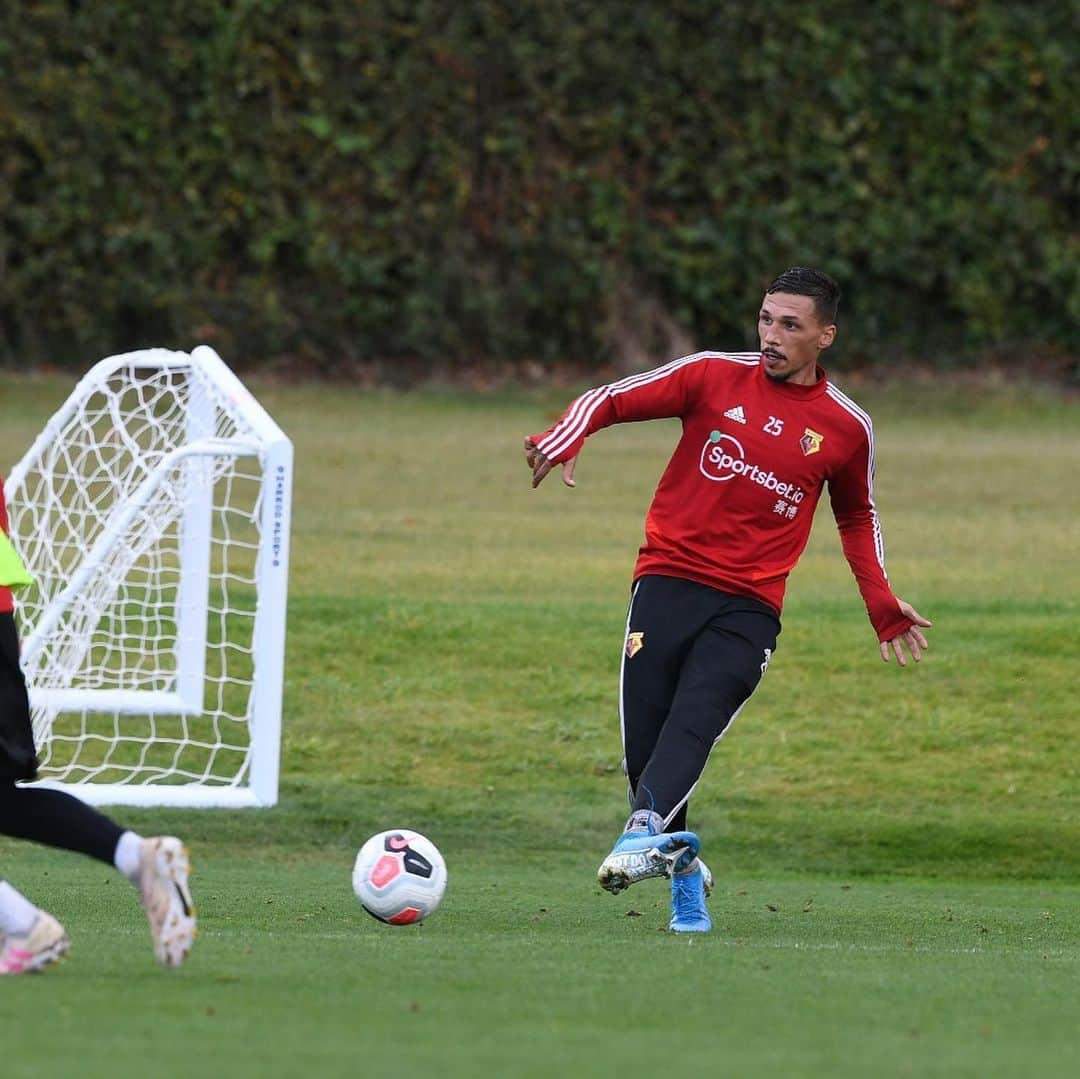 ヨゼ・ホレバスさんのインスタグラム写真 - (ヨゼ・ホレバスInstagram)「Eyes on the prize ⚽️ #premierleague #watfordfc #nikefootball #watford #practice #training」9月25日 23時27分 - josecholevas